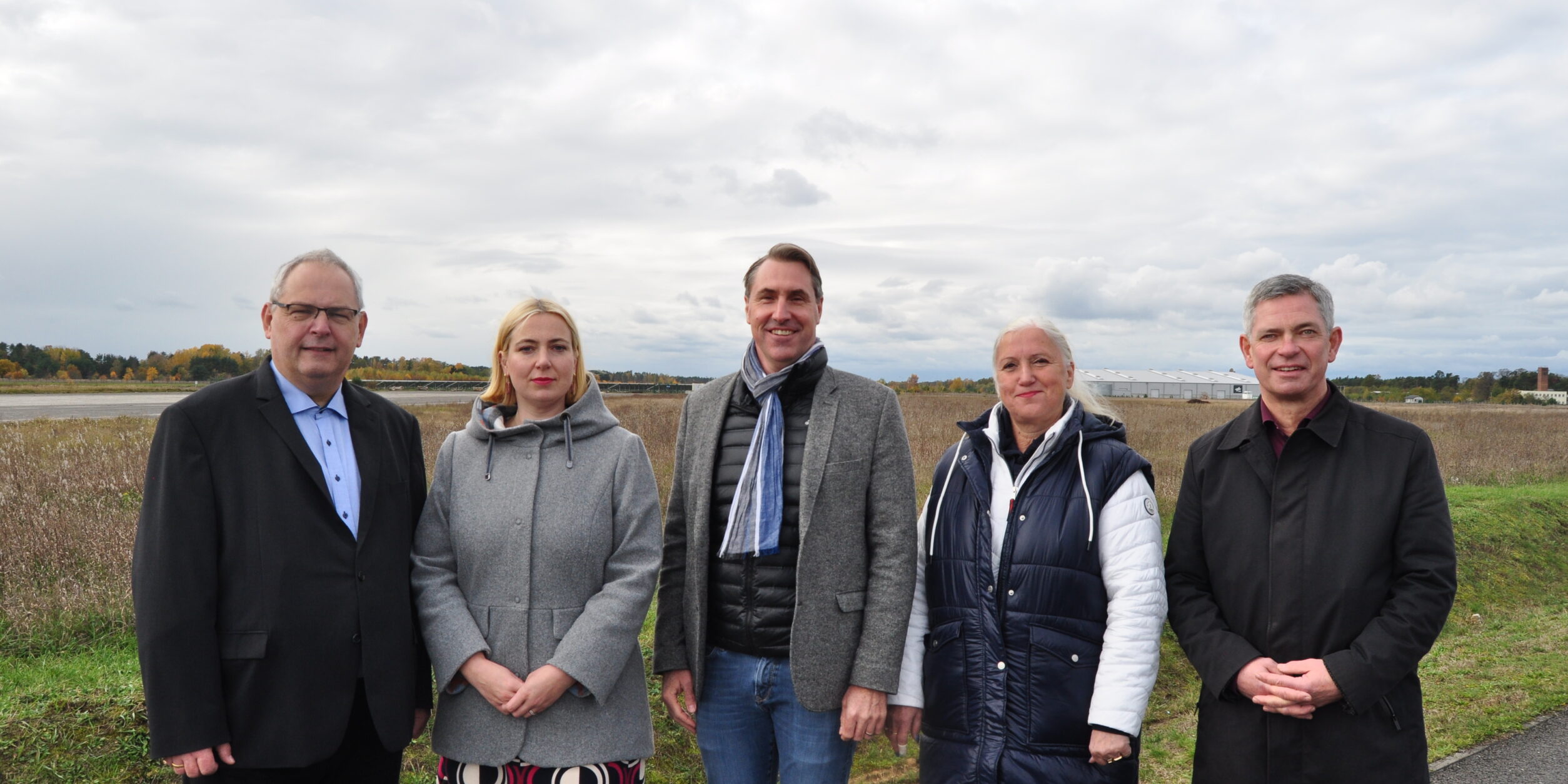 2 Frauen und 3 Männer stehen auf einem Bebauungsgelände