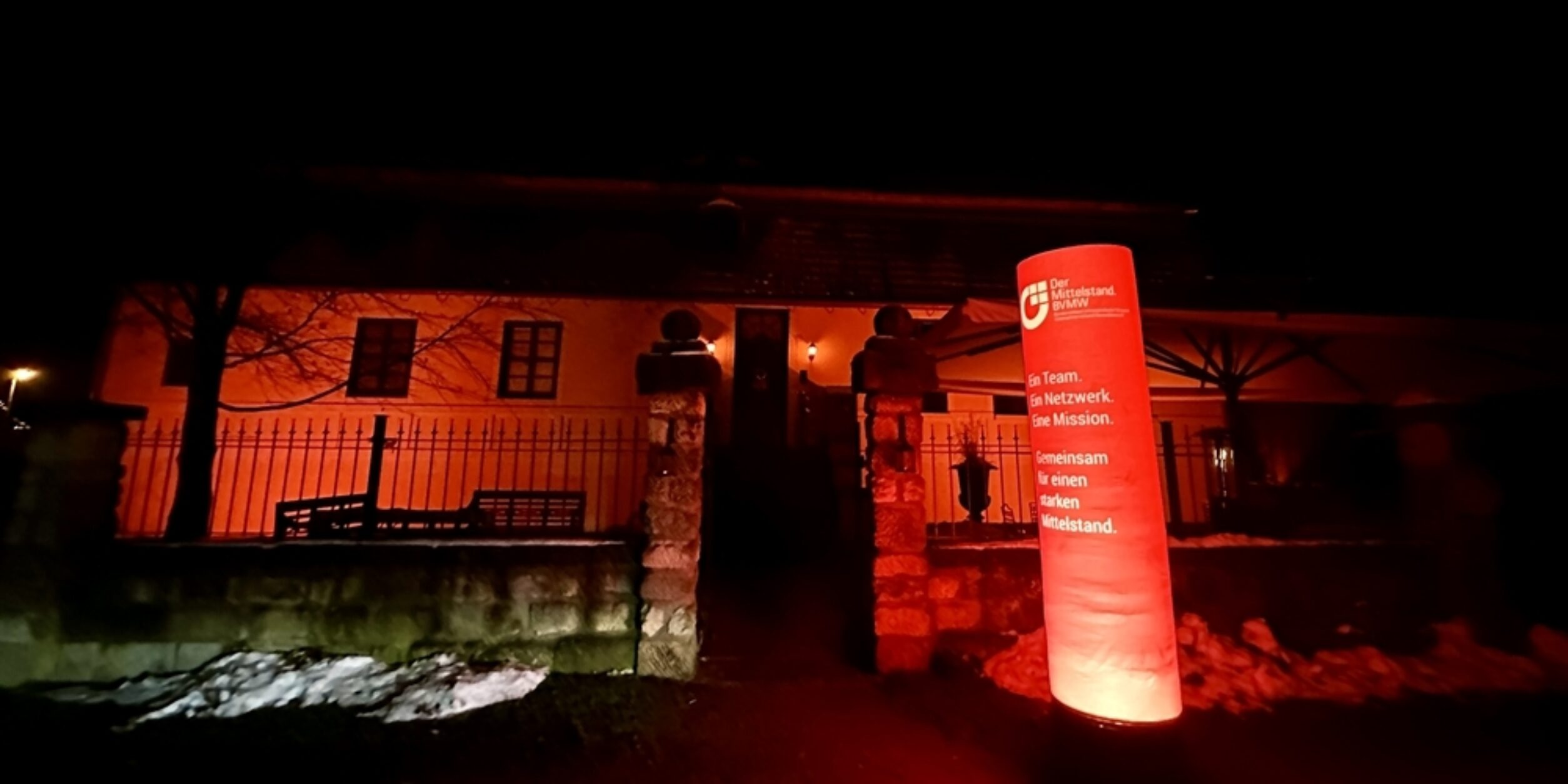 Frontansicht von Schloss Milkersdorf mit Leuchtsäule