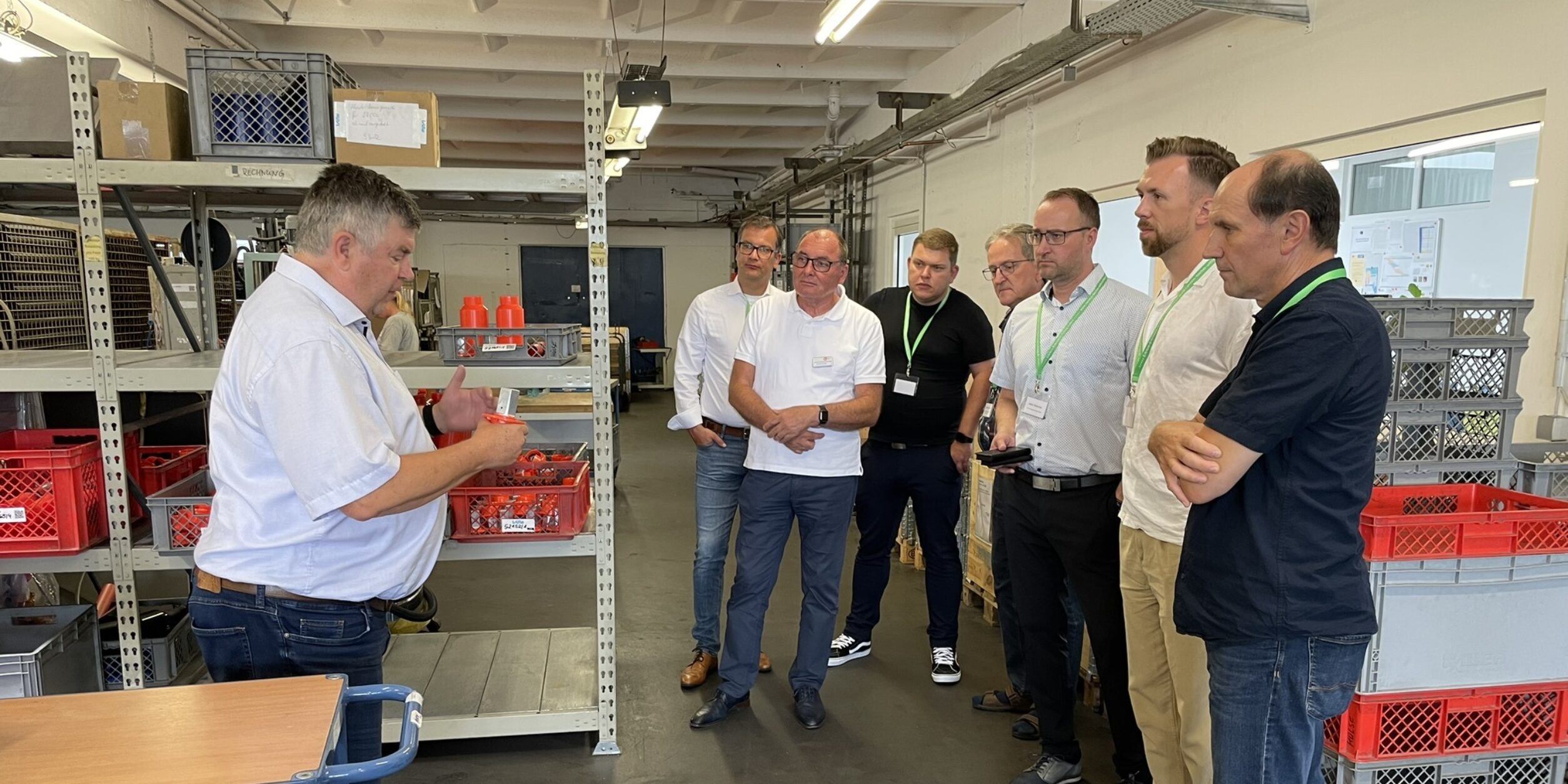 ein Mann erklärt Unternehmer*innen etwas