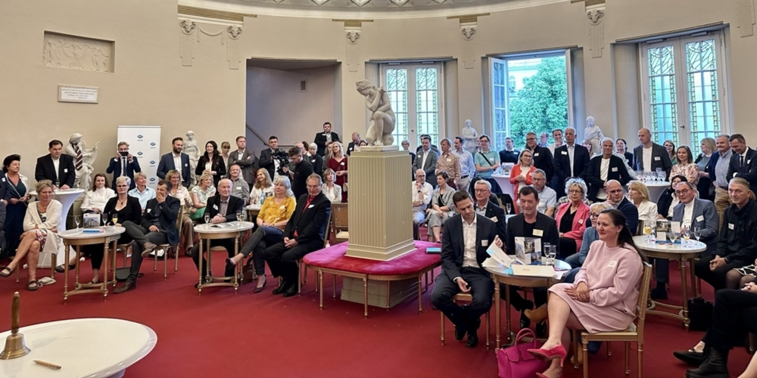 Menschen lauschen einem Vortrag