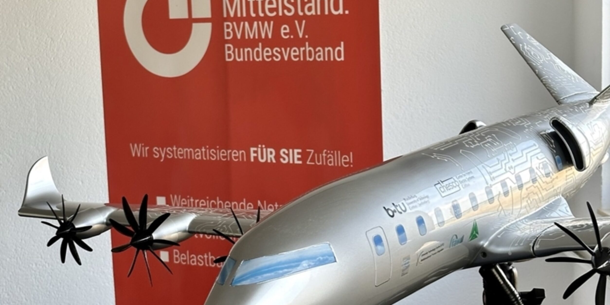 Modelflugzeug vor einem Rollup