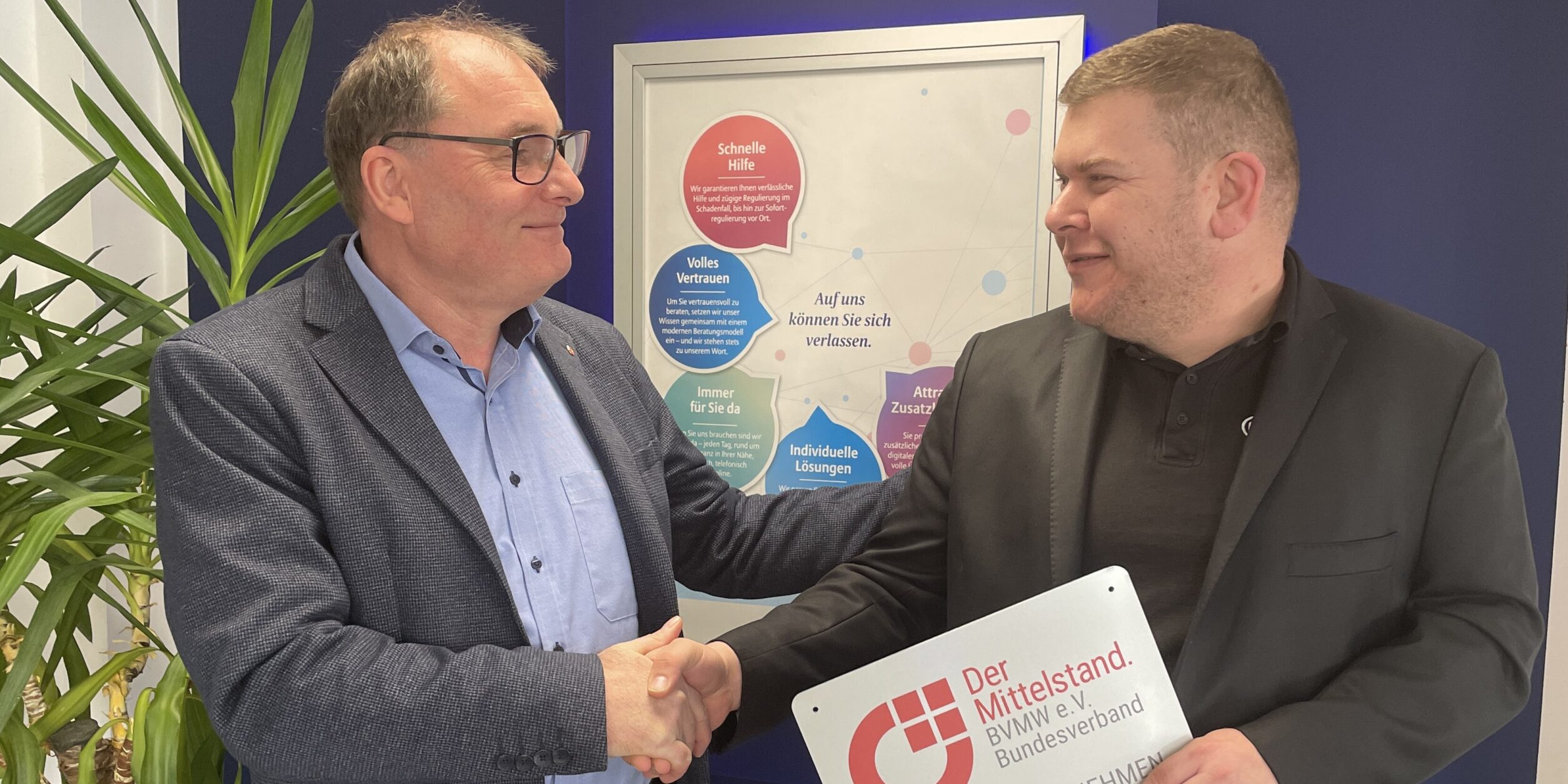 ein Mann beglückwünscht ein neues Verbandsmitglied