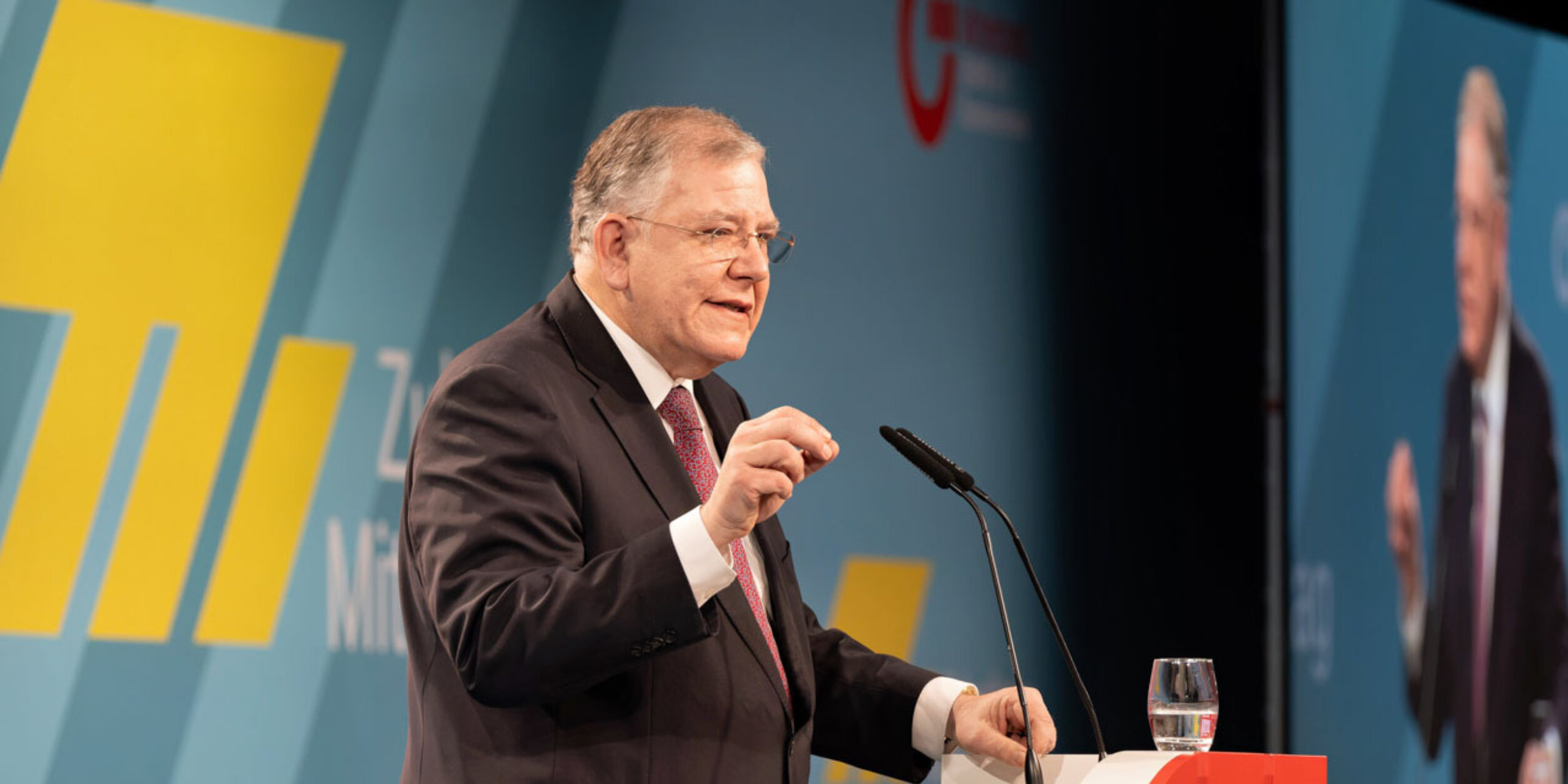 ein Mann hält eine Rede vor Publikum
