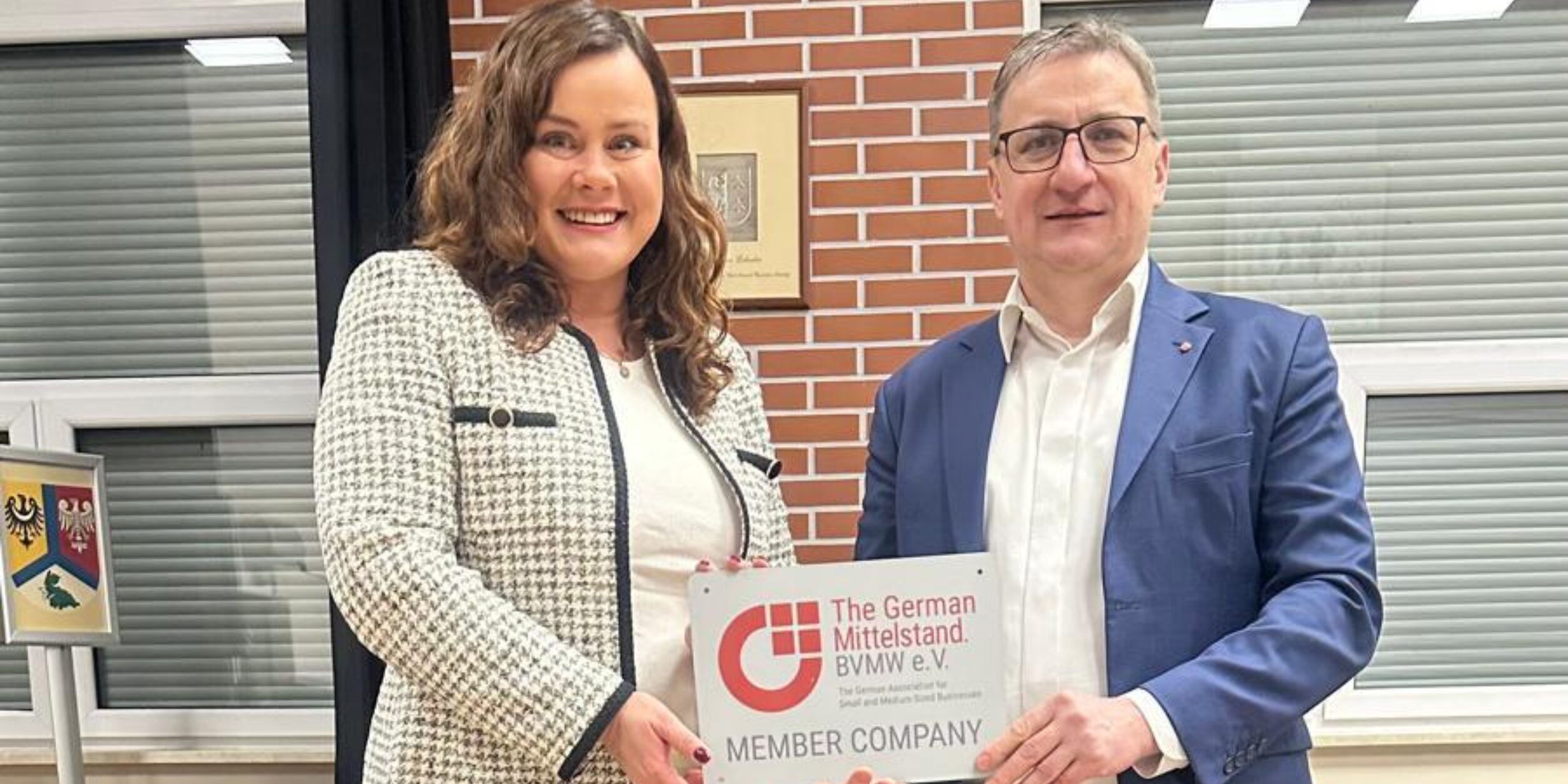 eine Frau und ein Mann halten ein Schild in die Höhe