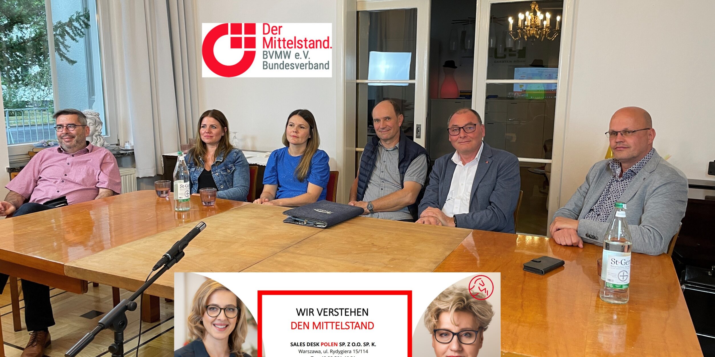 Menschen sitzen und einen Tisch herum