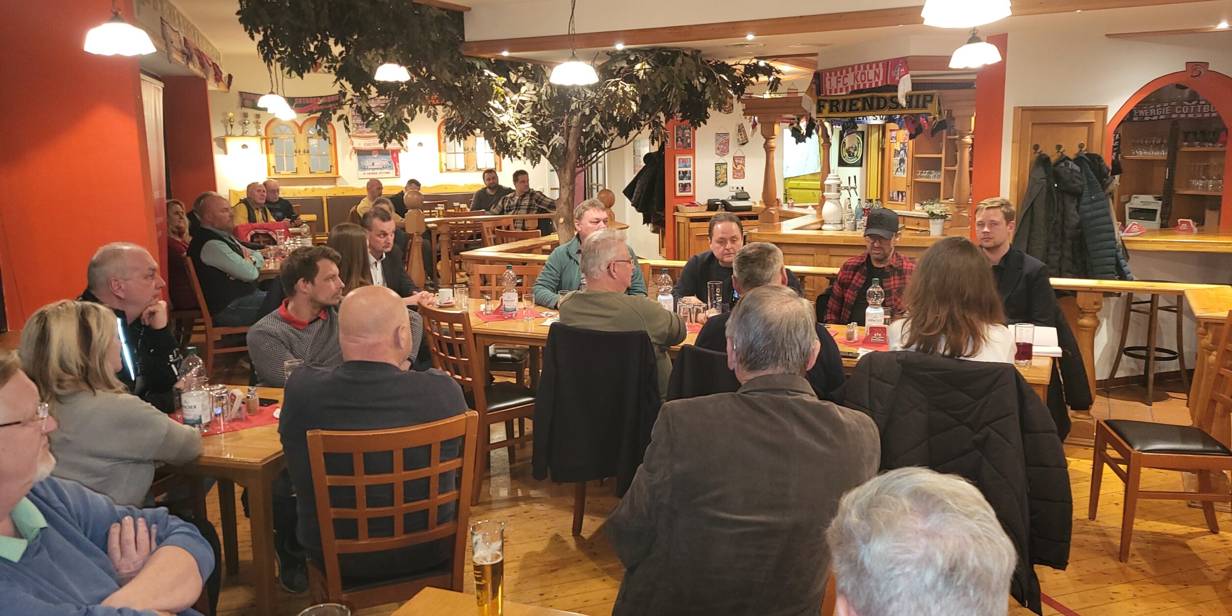 Cheftrainer Claus Dieter Wollitz im Gespräch