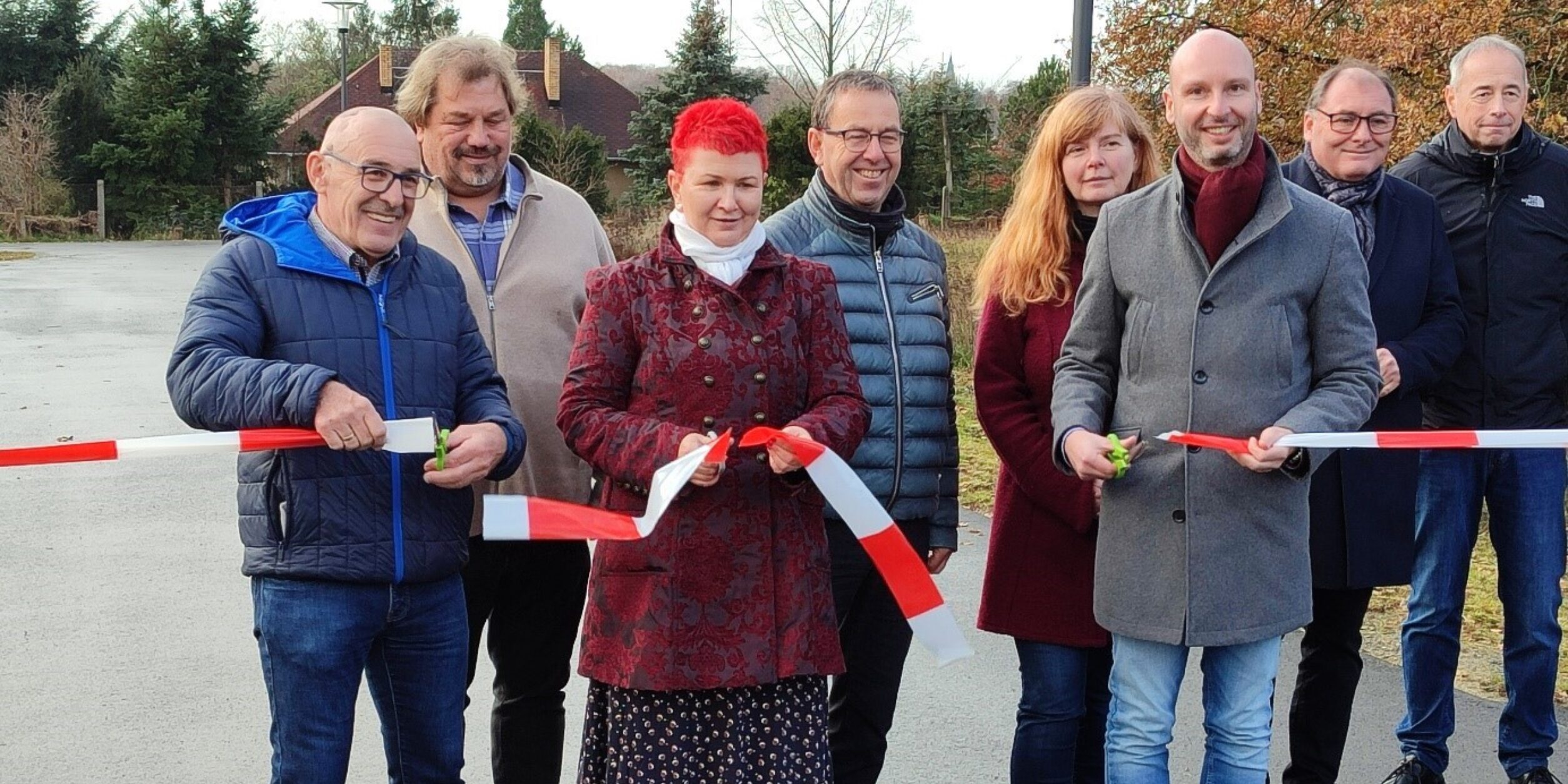 Symbolisches zerschneiden eines Bandes zur Eröffnung des Wohngebietes