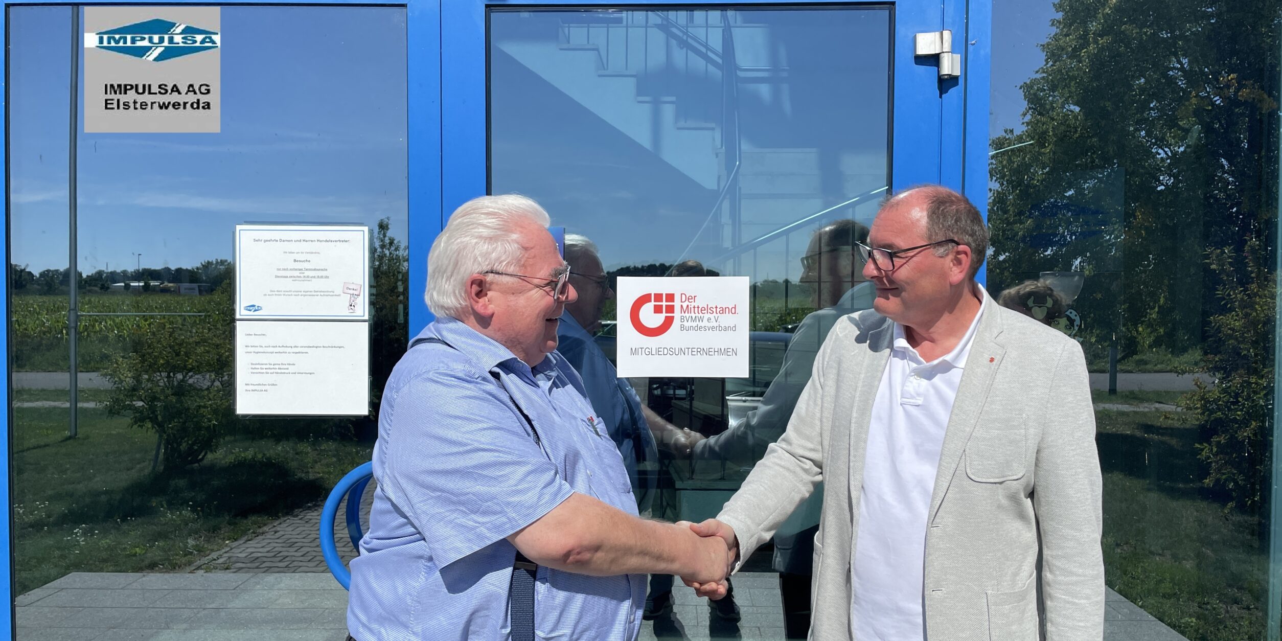 zwei Männer reichen sich die Hand