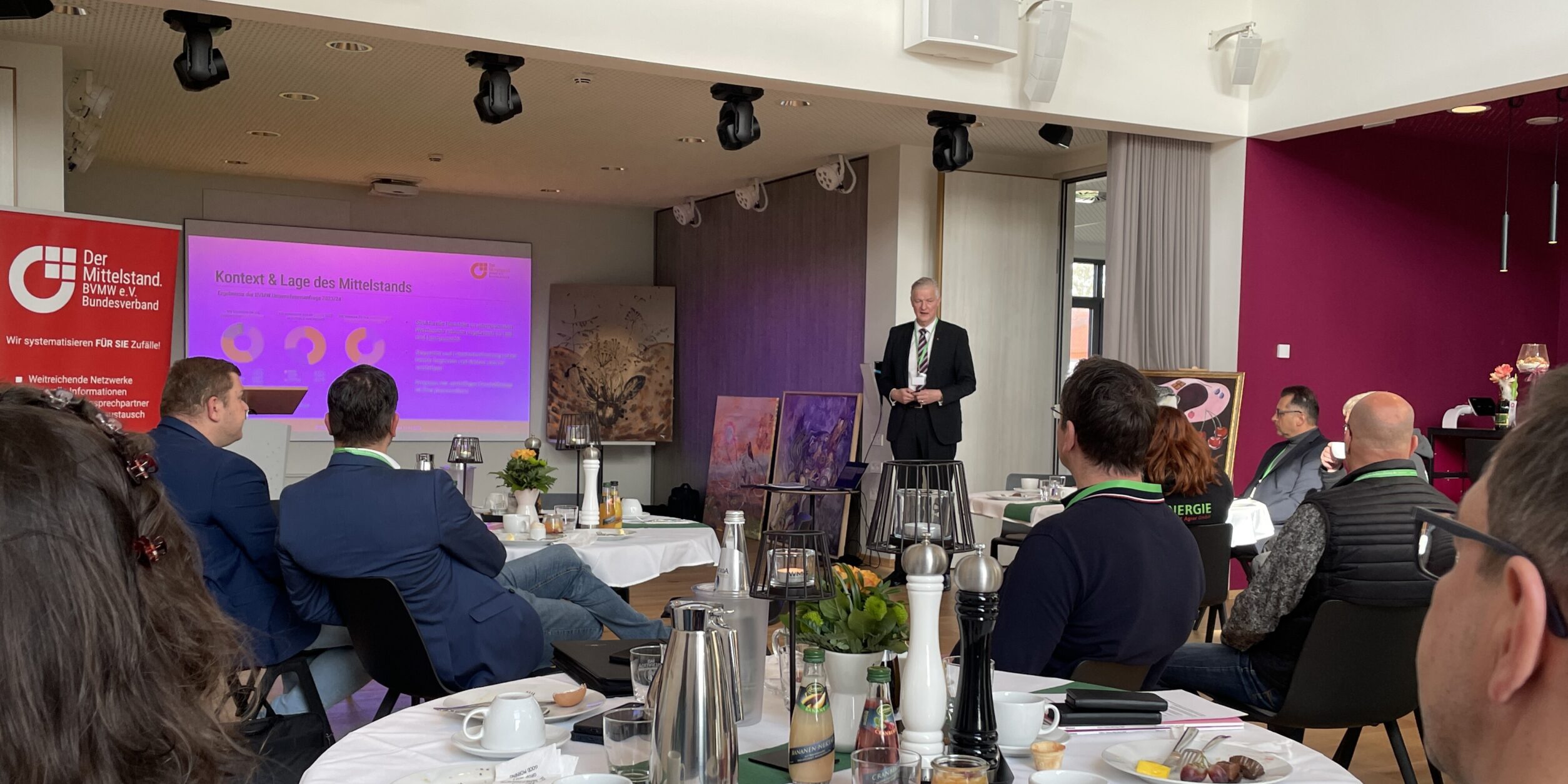 ein Mann hält einen Vortrag