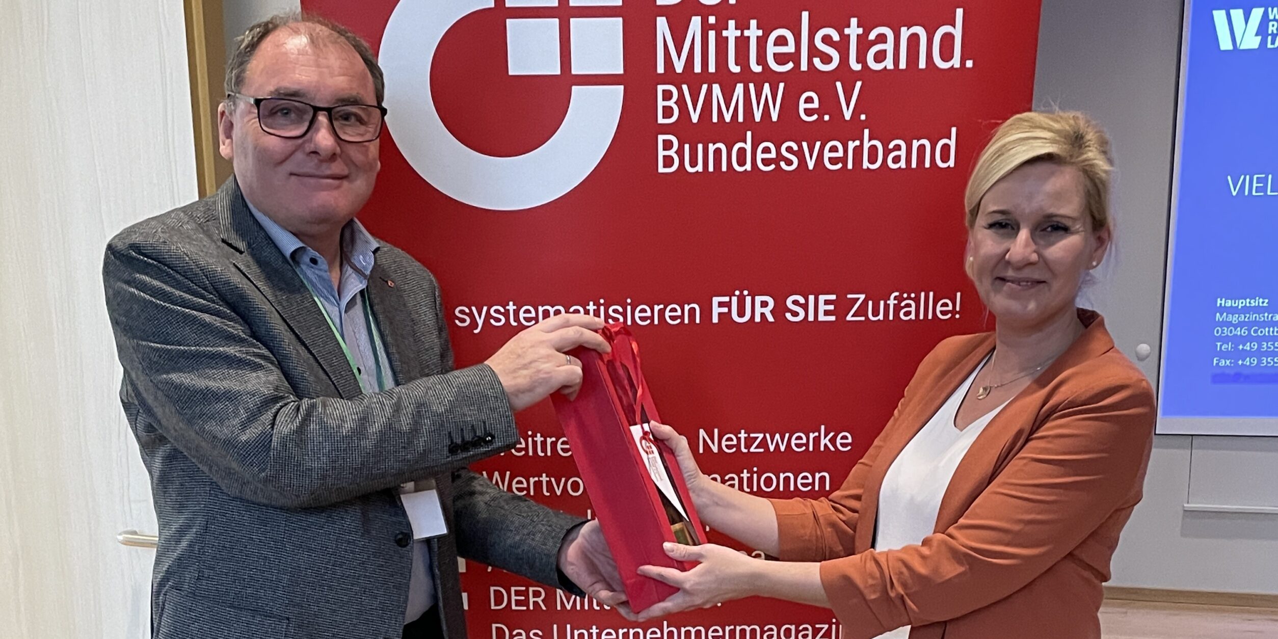 ein Mann überreicht einer Frau ein Präsent