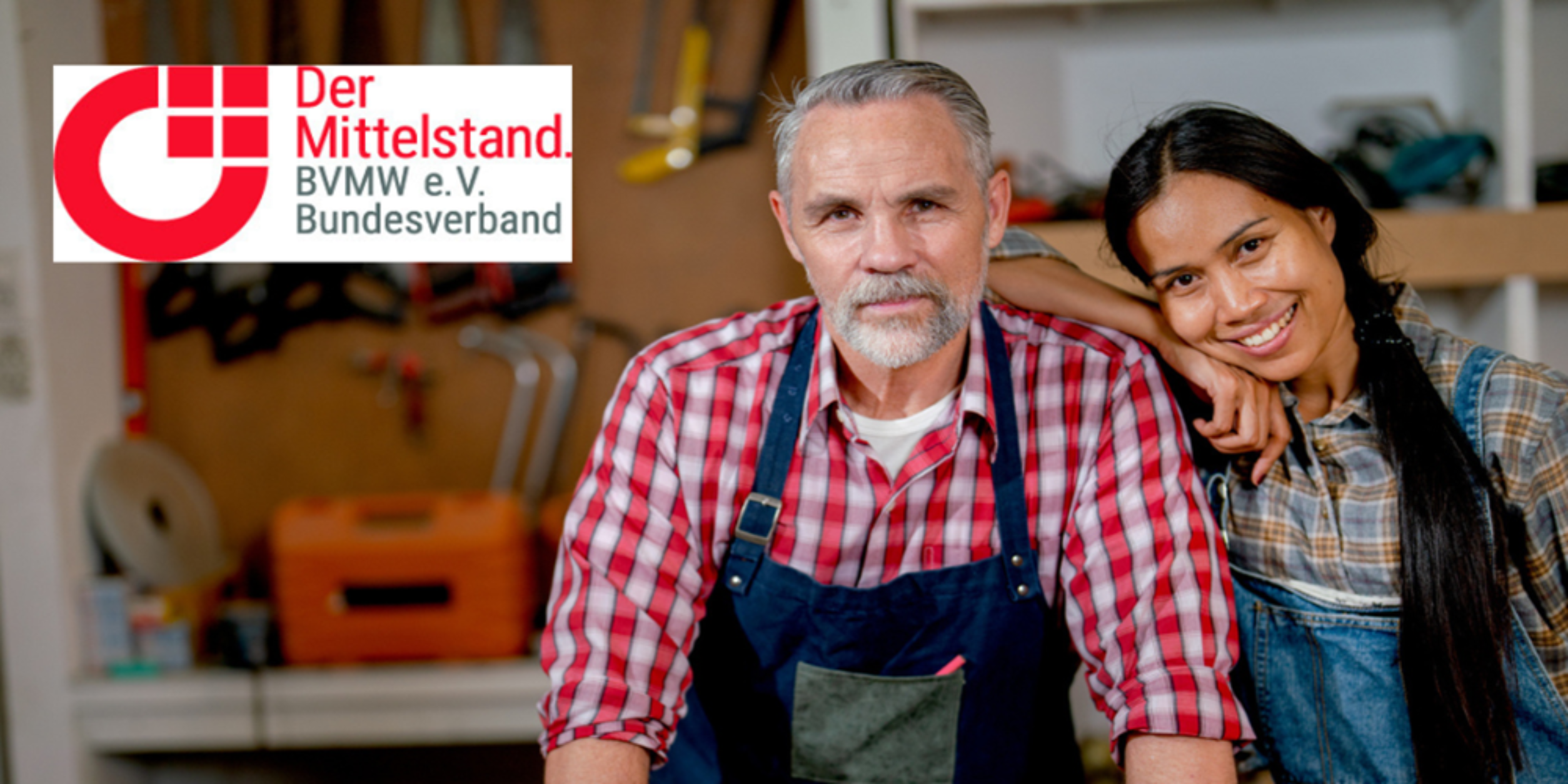 Frau lehnt sich am Mann