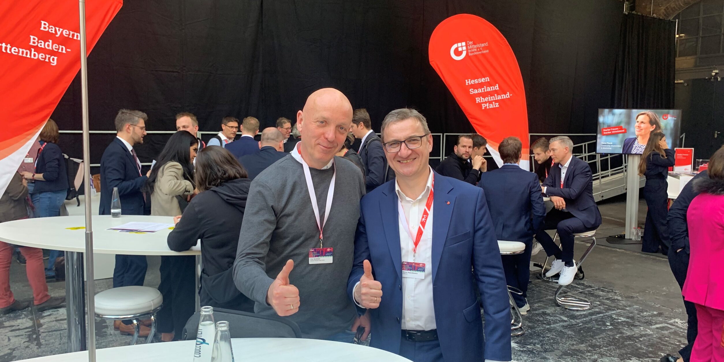 2 Männer zeigen die Daumen nach oben