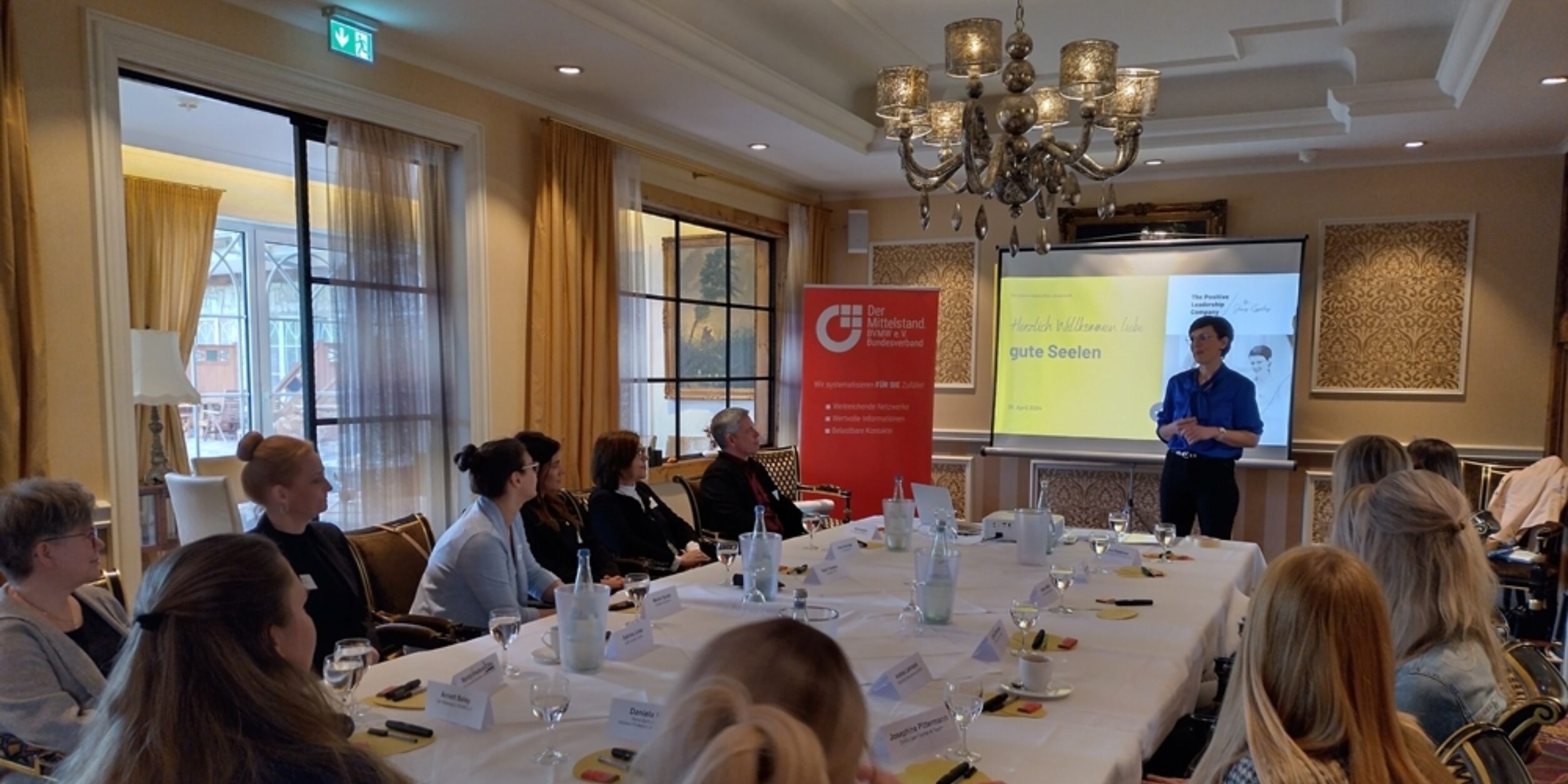 Seminarteilnehmer*innen lauschen einem Vortrag