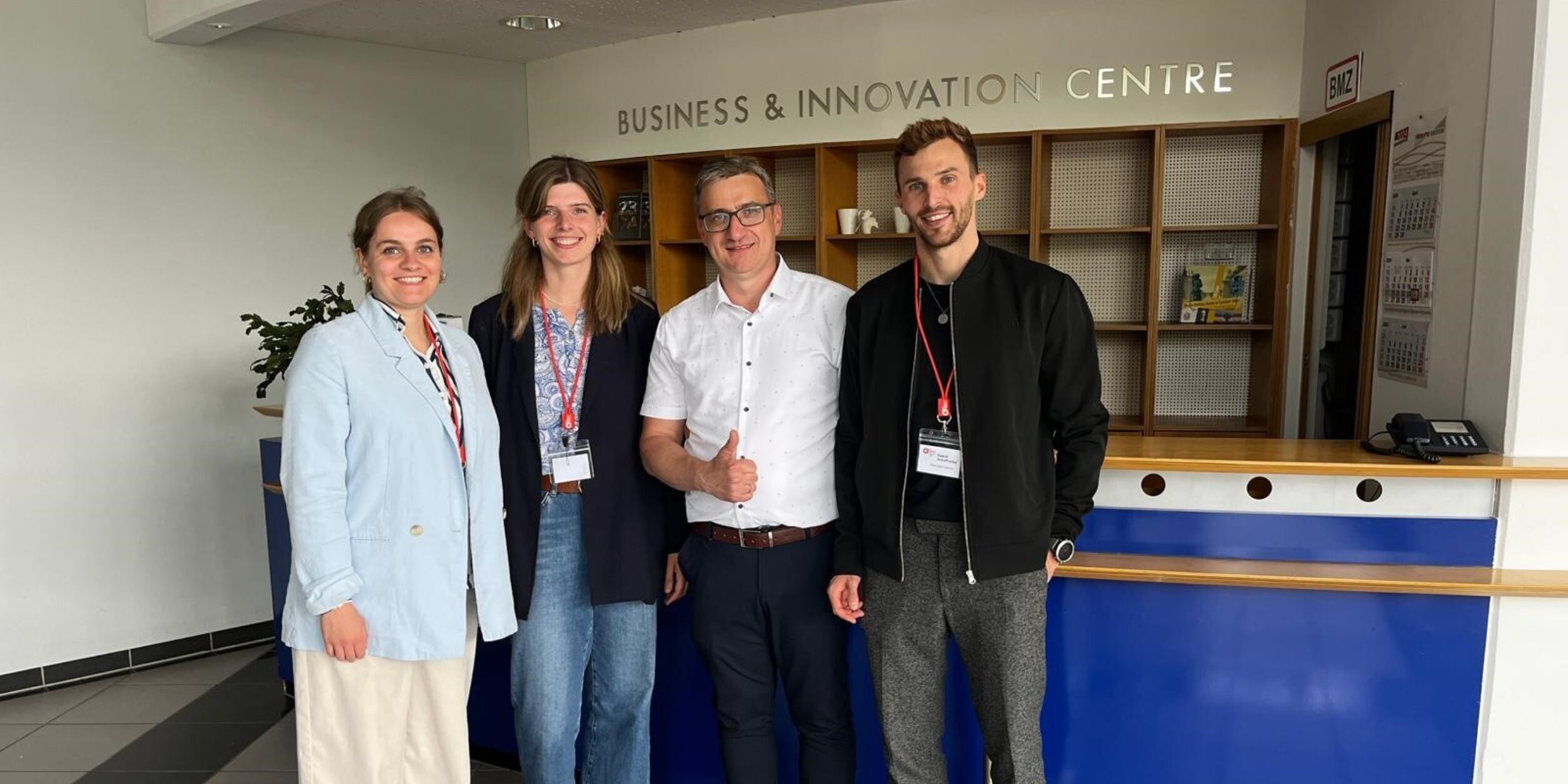 zwei Frauen und zwei Männer stehen vor einem Tresen