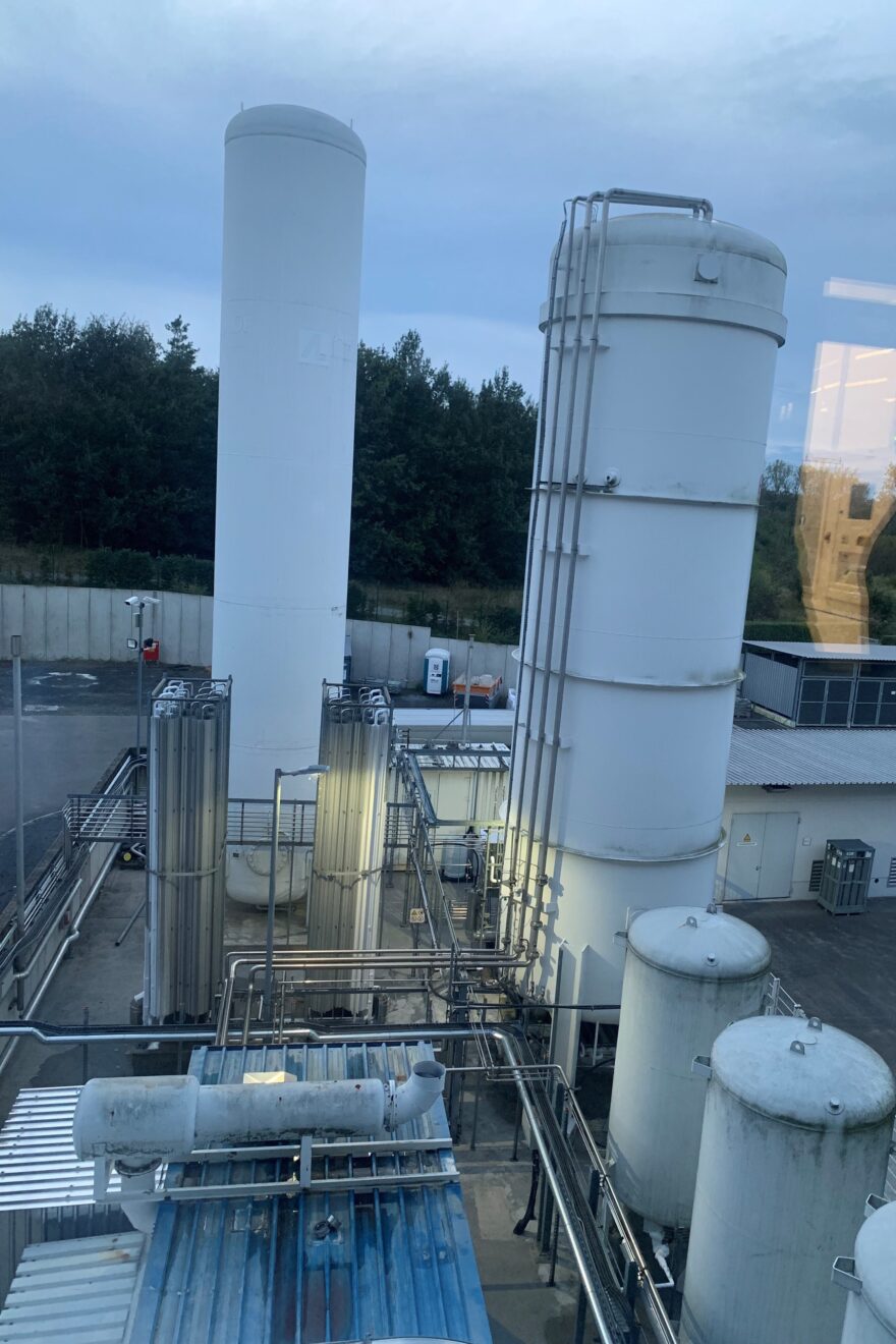 Blick von oben auf eine Energiegewinnungsanlage