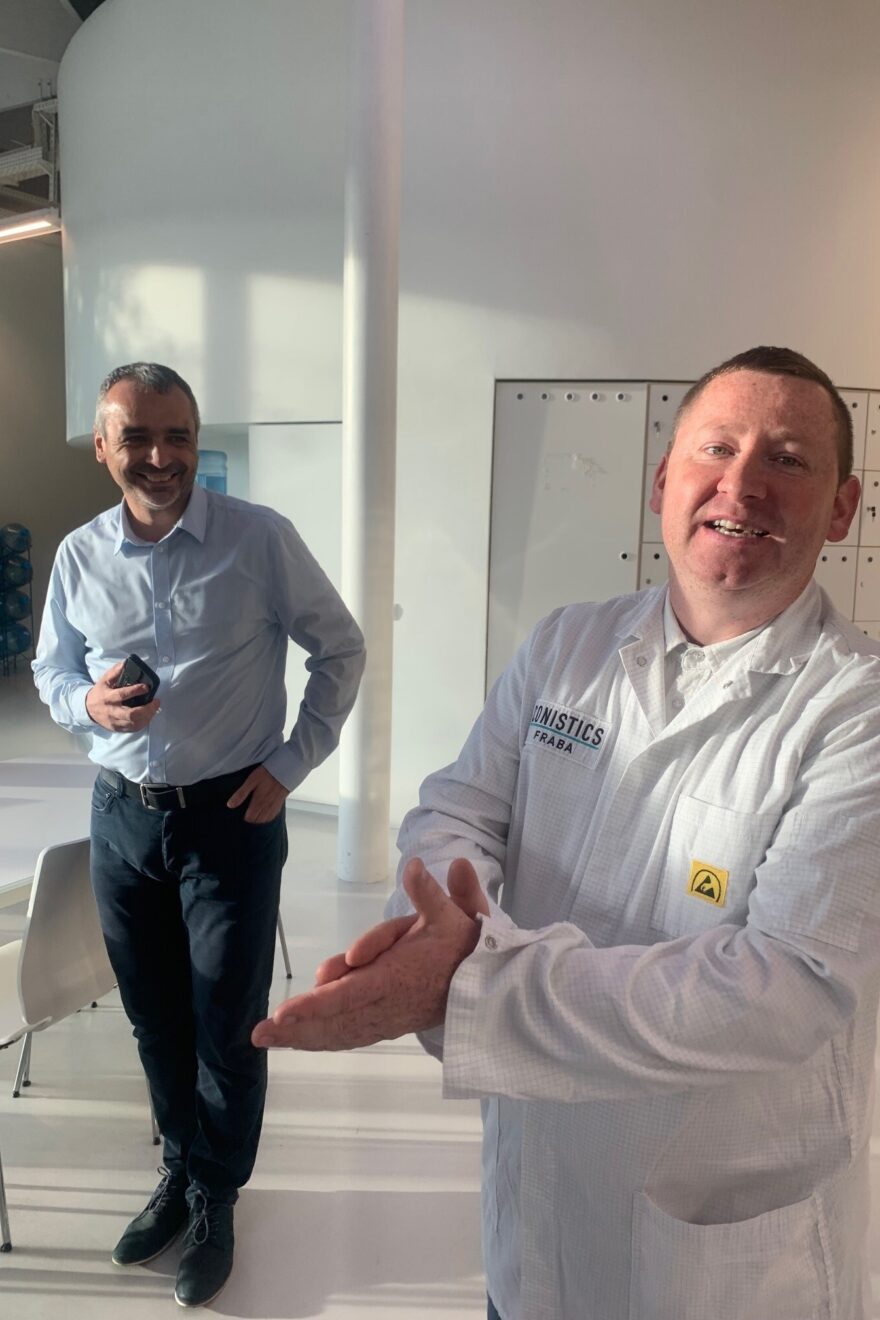 zwei Männer führen ein Gespräch