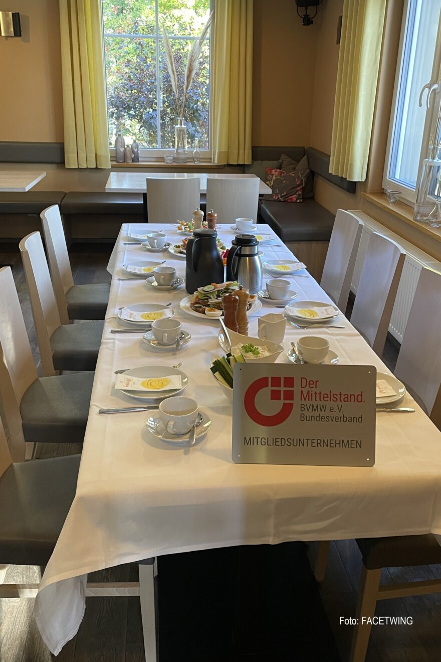 Blick auf eine gedeckte Tafel