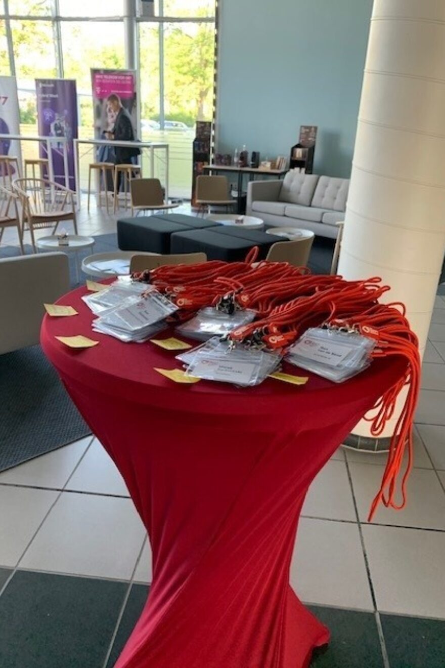 ein Stehtisch mit Nameschilden