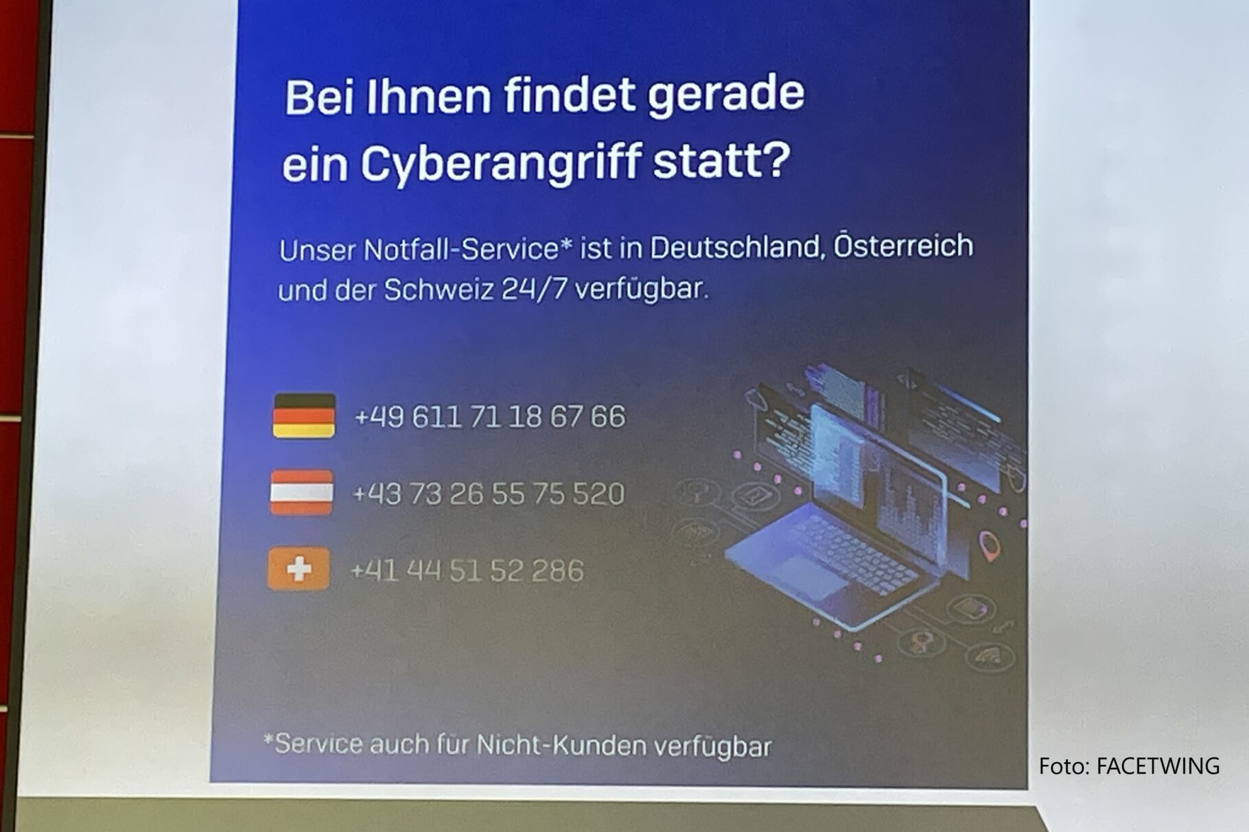 während der Veranstaltung Einblendung einer Folie über eine Hotline beim Cyberangriff