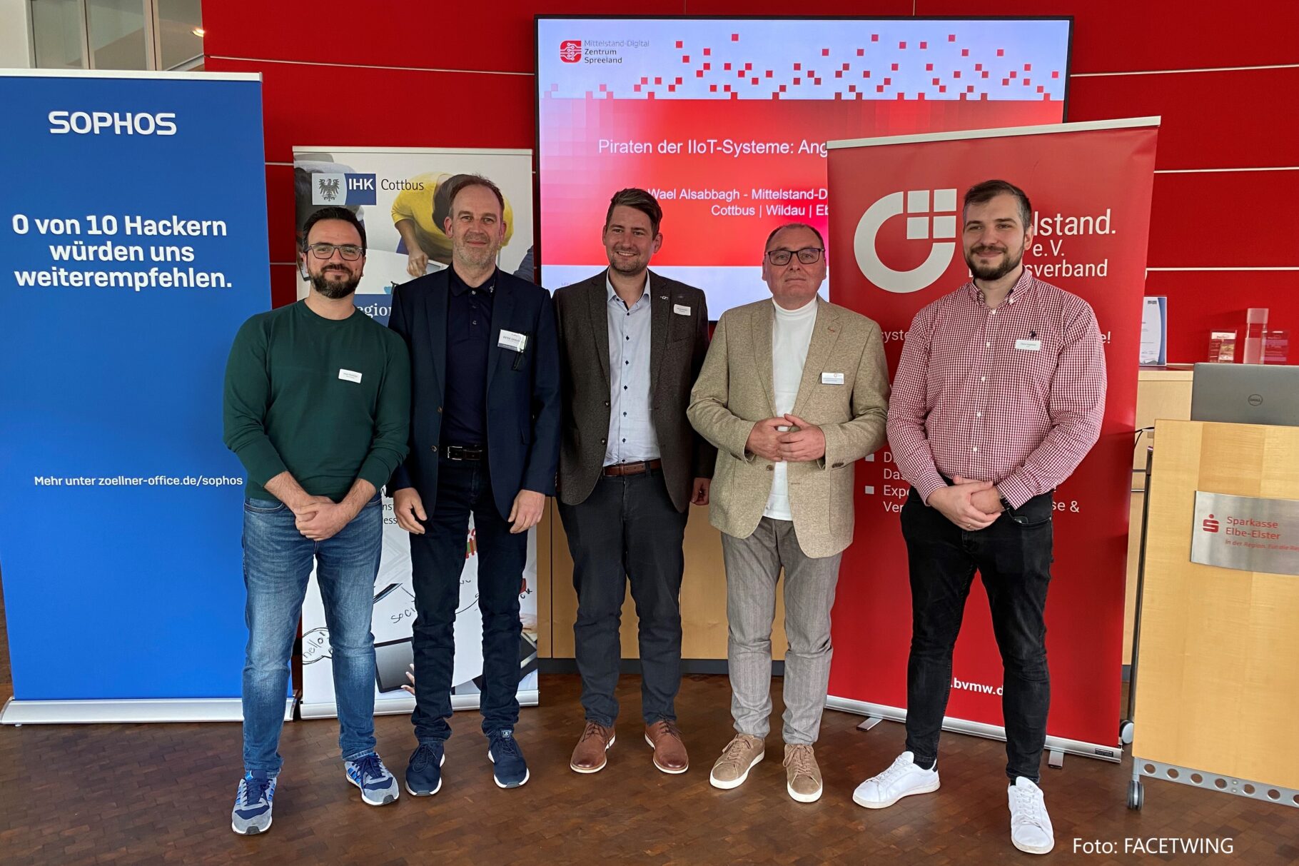 (v.l.n.r. Dr. Wael Alsabbagh BTU Cottbus Senftenberg, Peter Gemander Büro- und IT-Systeme GmbH, Manuel Stedtler IHK Cottbus Regionalcenter Elbe-Elster, Carsten Böhm BVMW Brandenburg Süd Ost Kreisverband Elbe-Elster, D. Arigümüs Landeskriminalamt Brandenburg)