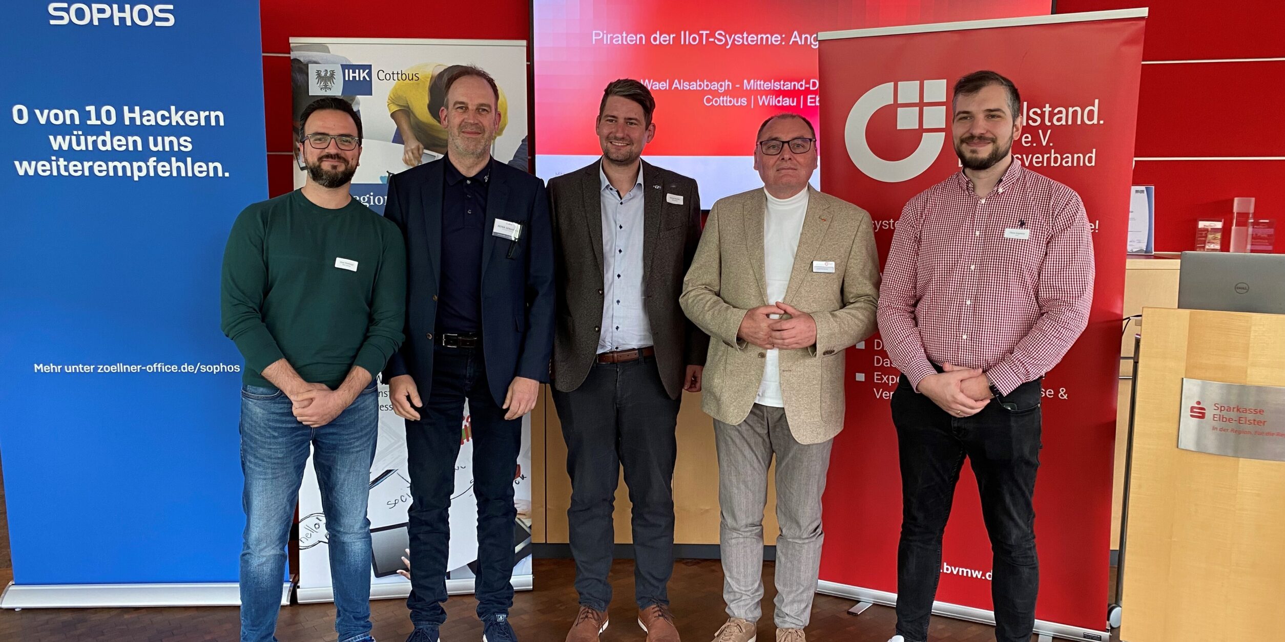 (v.l.n.r. Dr. Wael Alsabbagh BTU Cottbus Senftenberg, Peter Gemander Büro- und IT-Systeme GmbH, Manuel Stedtler IHK Cottbus Regionalcenter Elbe-Elster, Carsten Böhm BVMW Brandenburg Süd Ost Kreisverband Elbe-Elster, D. Arigümüs Landeskriminalamt Brandenburg)