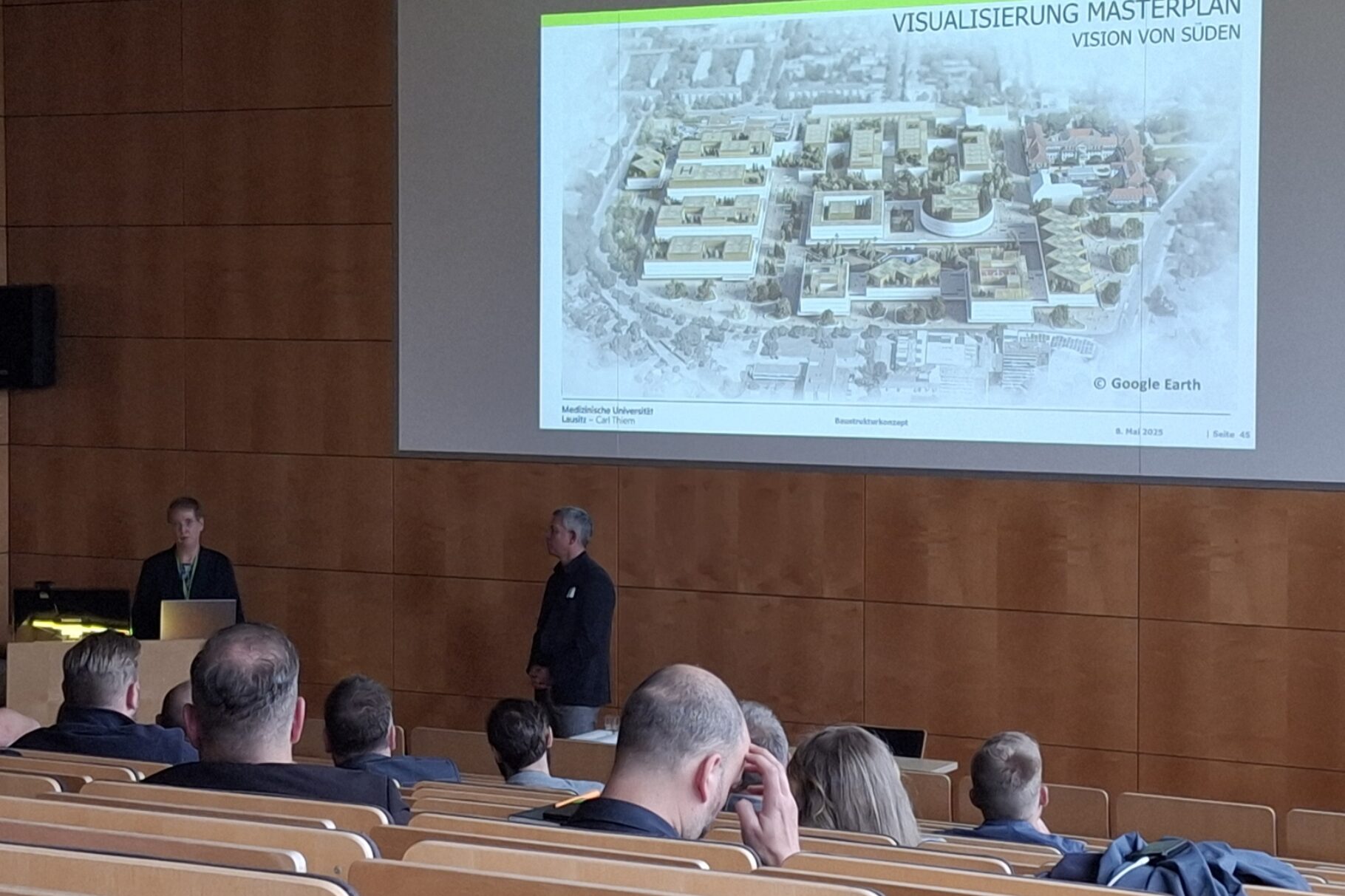 Teilnehmer während der Veranstaltung Baustrukturkonzept MUL. Am Rednerpult Frau Prof. Dr. Gutheil.