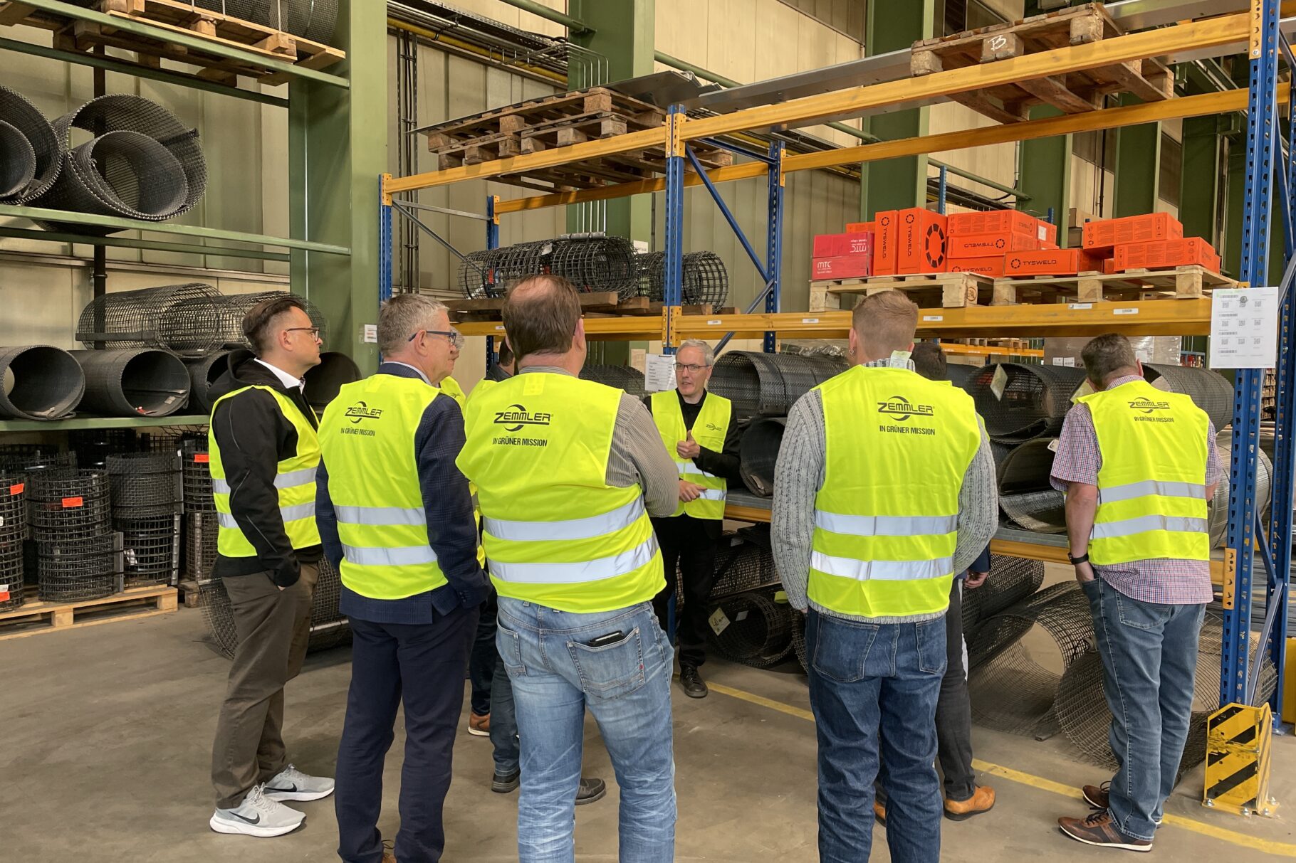 Teilnehmer der Veranstaltung beim Rundgang durchs Werk der Zemmler Siebanlagen GmbH.