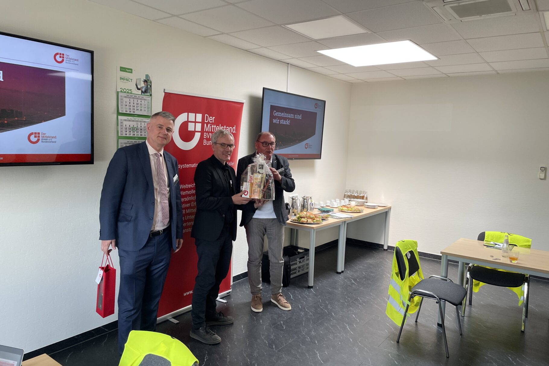 v.l.n.r. Andreas Jahn Bundesgeschäftsleiter für internationale Politik und Außenwirtschaft; Mathias Fritsche GF der Zemmler Siebanlagen GmbH; Carsten Böhm BVMW e.V. Brandenburg Süd-Ost Kreisverband Elbe-Elster