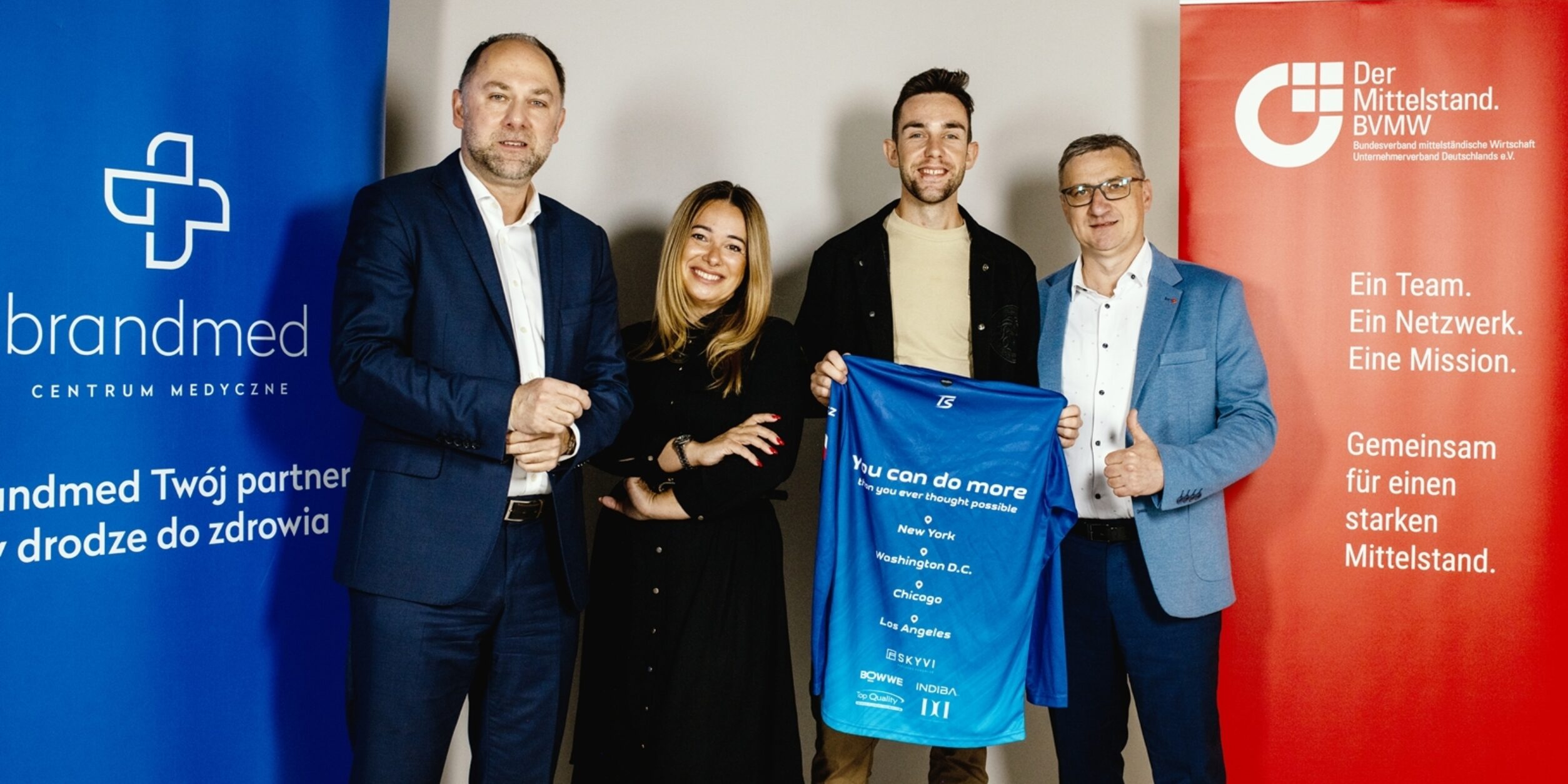 v.l.n.r.  Das Team von Brandmed unter Leitung von Joanna Józefiak und Wiesław Pucek  mit Tomasz Sobania (mitte) und Mariusz Rzeznikiewicz vom BVMW.