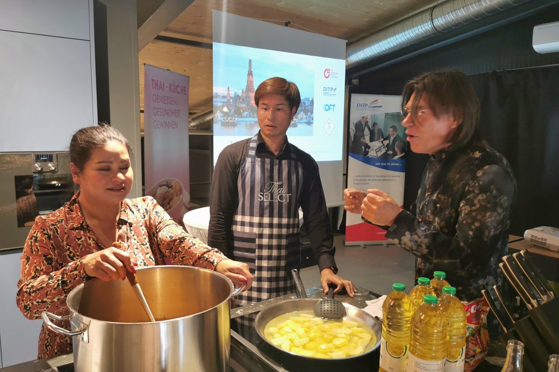 Auftakt des "thailändischen Abends" mit Frau Patchara Rattanabubpa von der Thailändischen Botschaft.