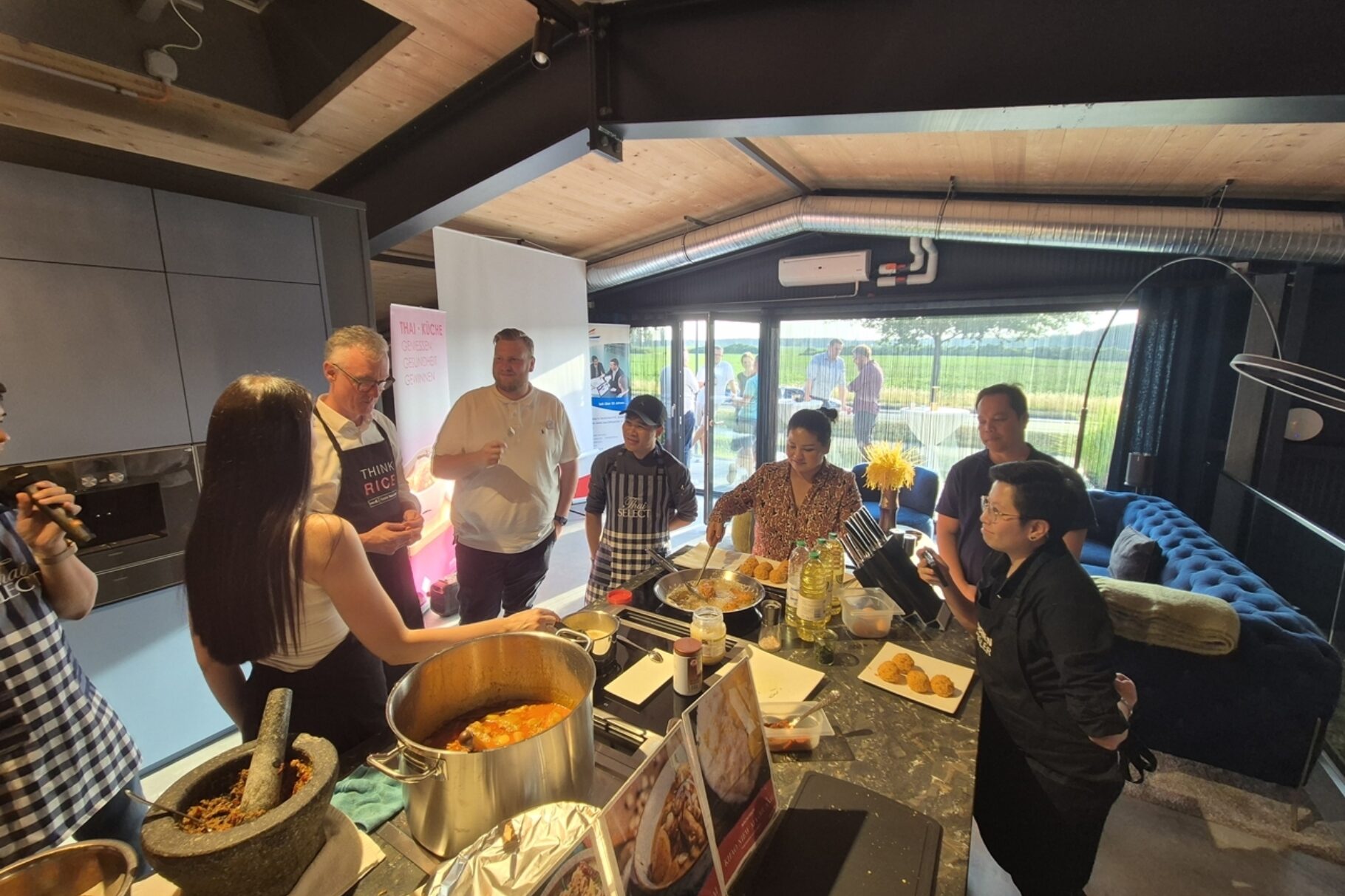 Teilnehmer der Veranstaltung "Thailändischer Abend" durften mit kochen und probieren.