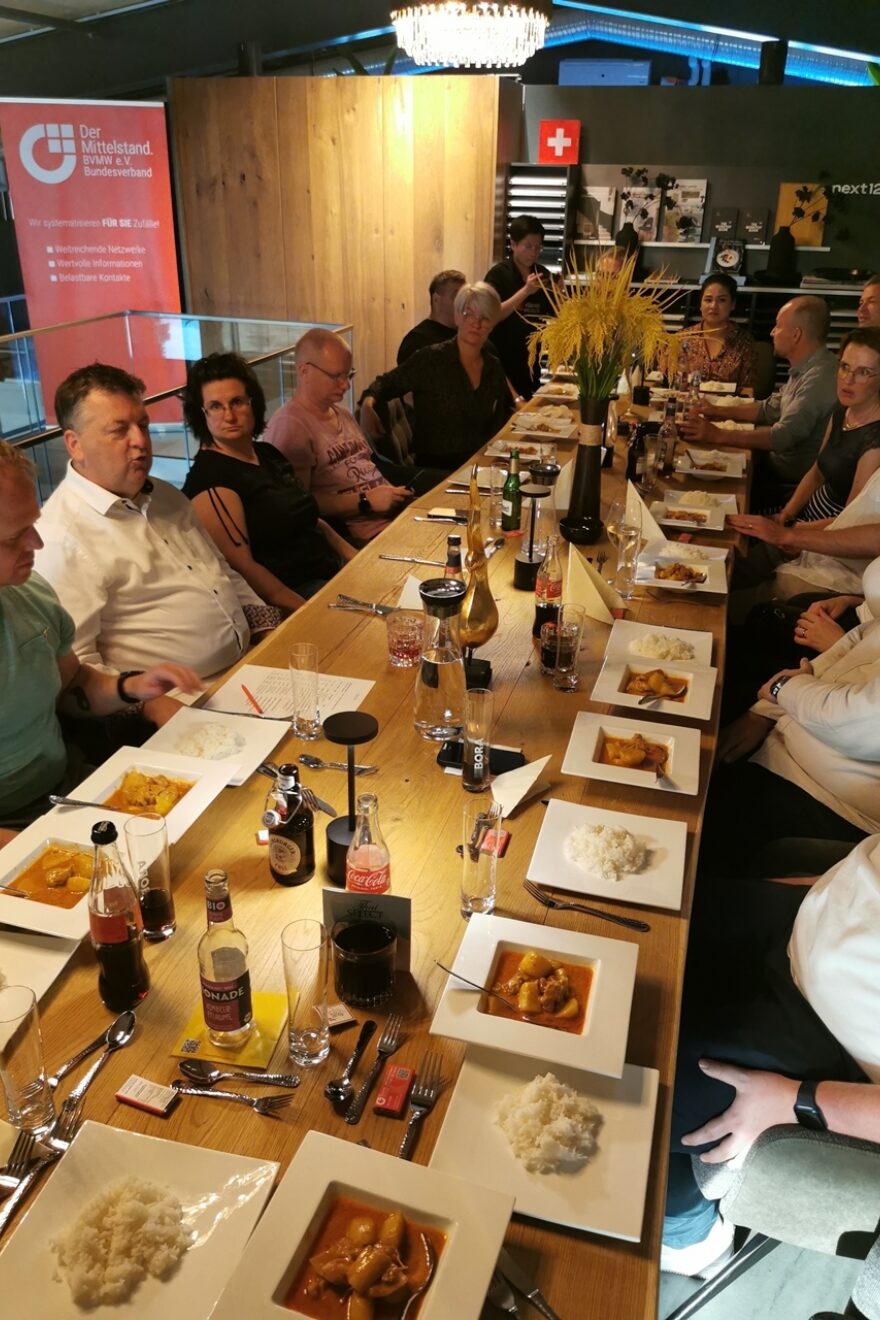 Nach dem gemeinsamen Kochen lassen es sich alle Teilnehmer schmecken.