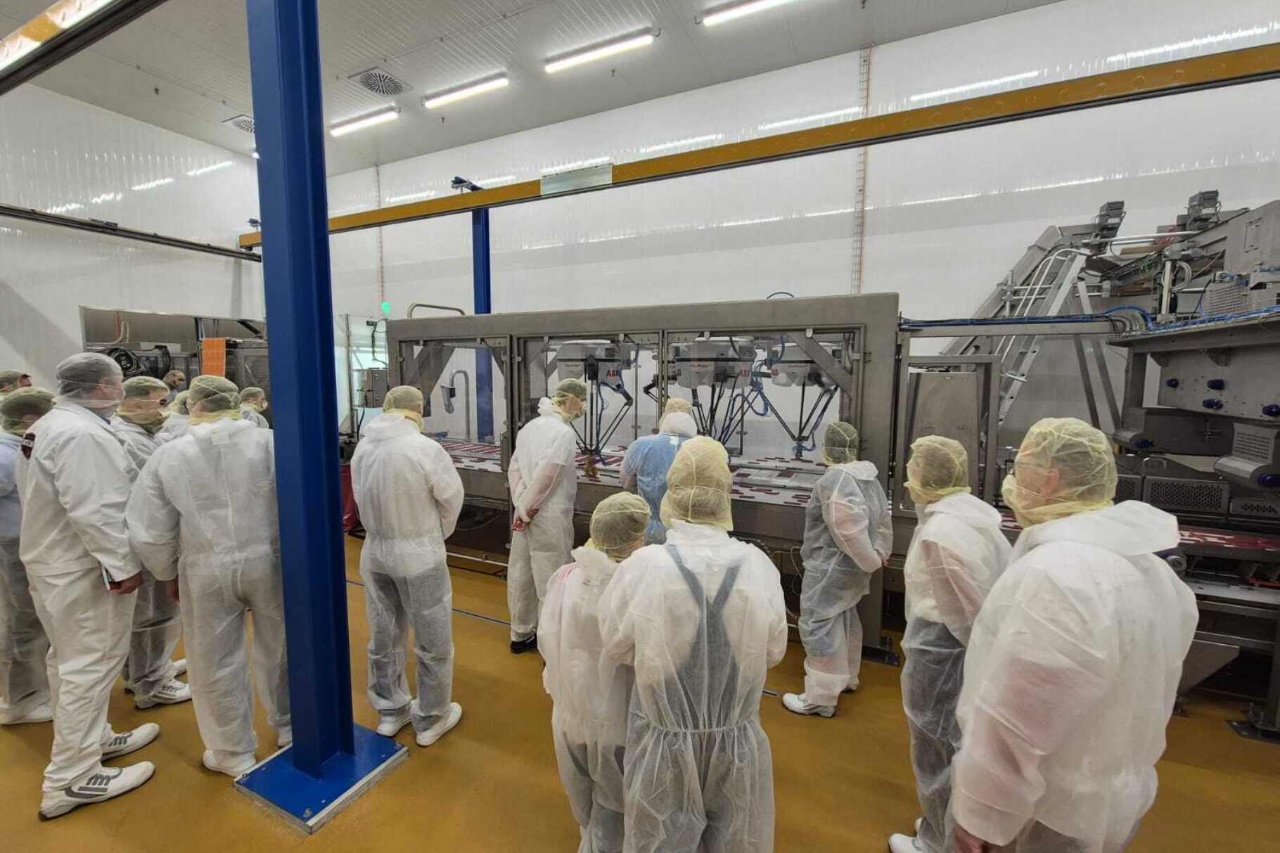 Teilnehmer der Veranstaltung während der Werksführung durch die Produktion von BIFI.