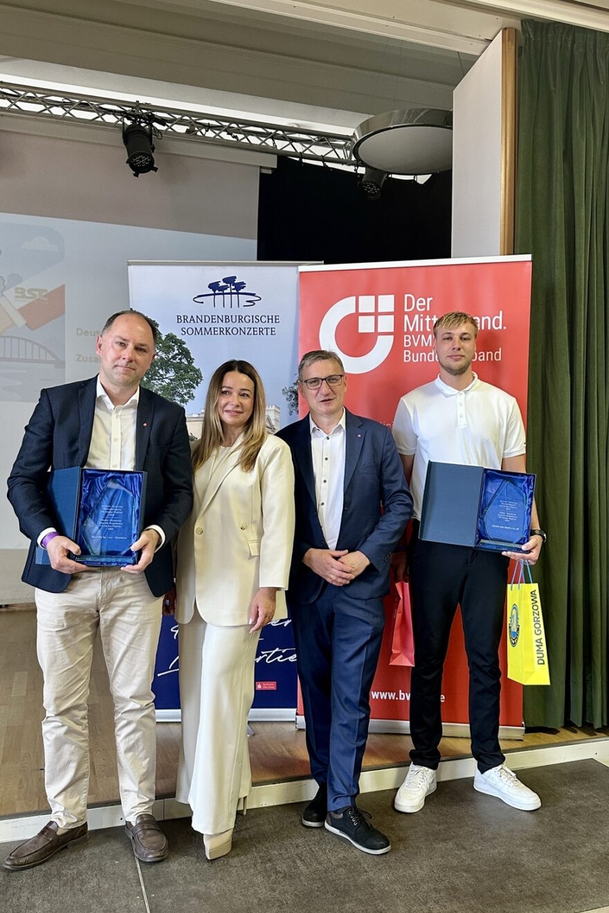 (v.l.n.r.) Vertreter des prämierten Unternehmens Euversity Sp. z o.o. – BRANDMED, Mariusz Rzeznikiewicz und Marvin Jahn vom prämierten Unternehmen Elektro Jahn GmbH & Co.KG 
 