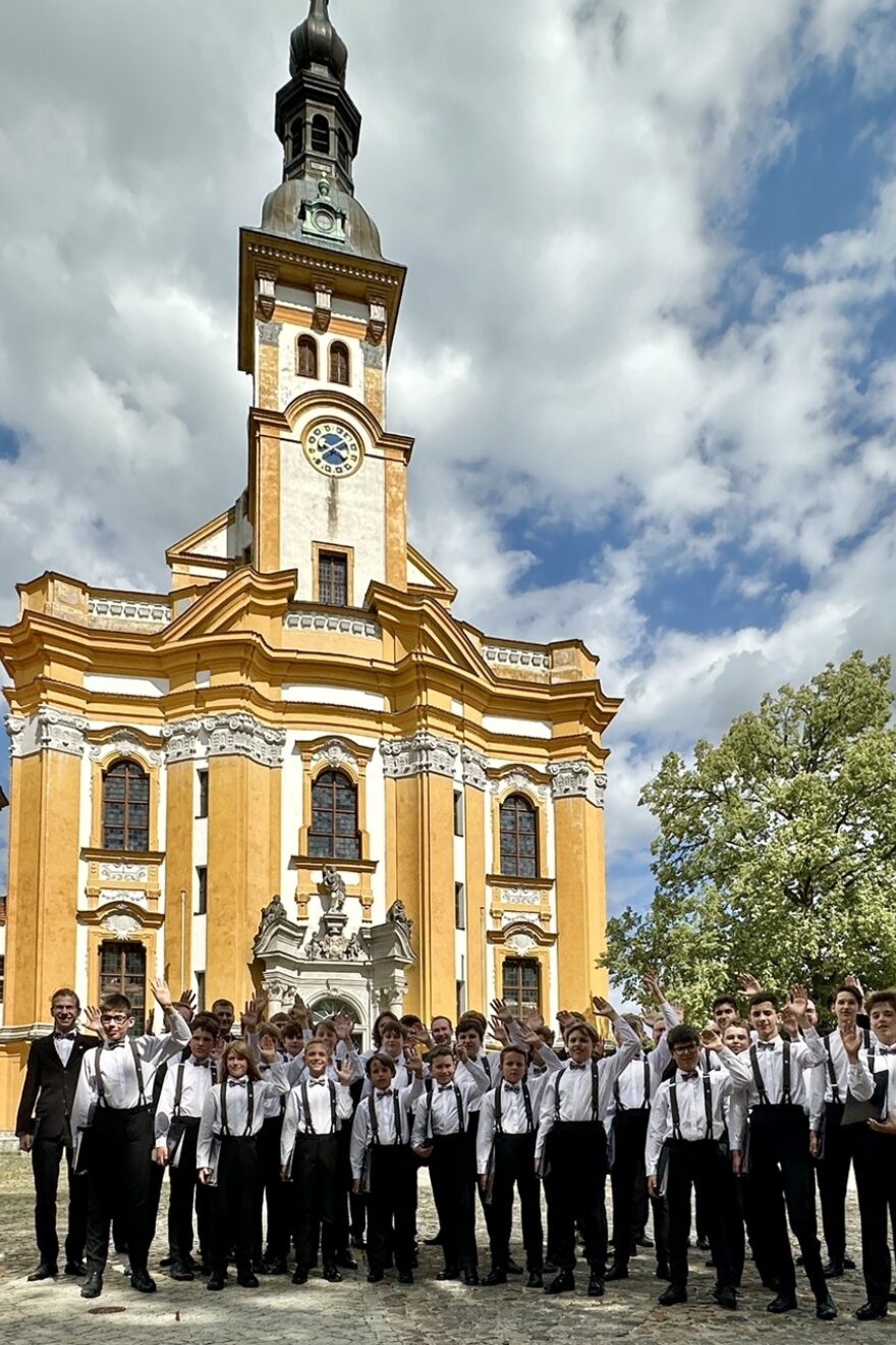 Der renommierte Poznaner Knabenchor vor der Stiftskirche St. Marien.