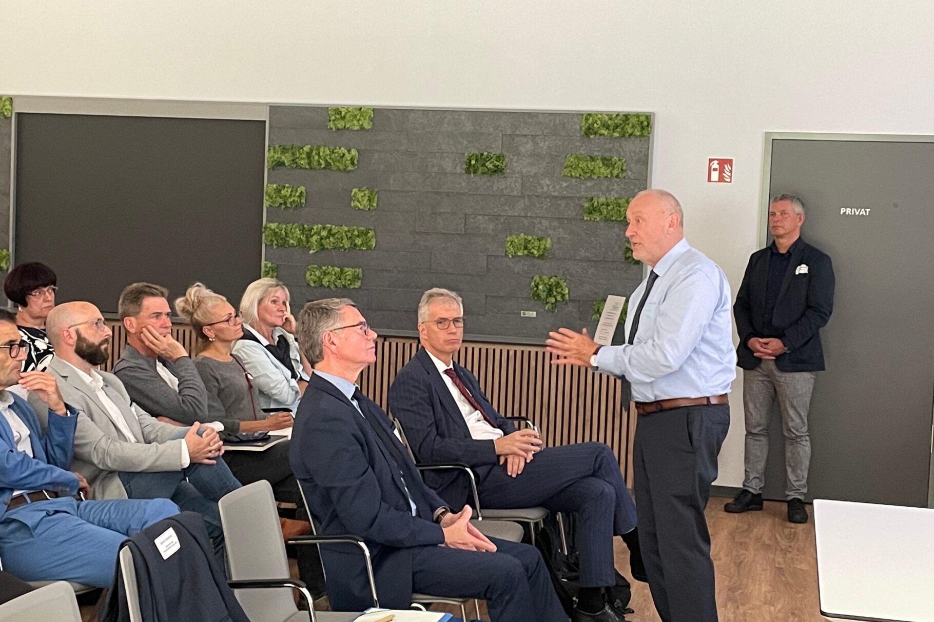 Herr Sablotny (Sprecher der Geschäftsführung, LMBV) beantwortet Fragen der Teilnehmer.