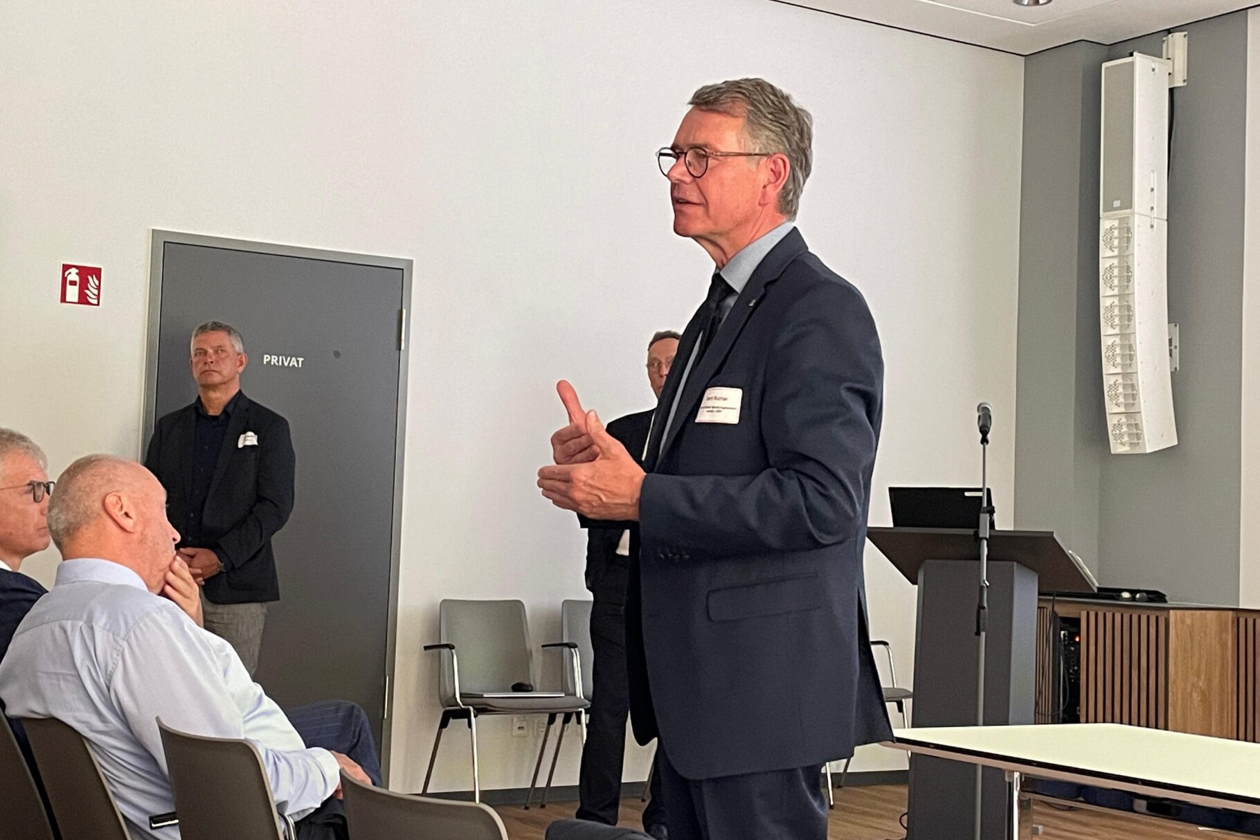 Herr Richter (Bereichsleiter Sanierungsbereich Lausitz LMBV)  beantwortet Fragen der Teilnehmer während der Veranstaltung "Vorstellung des LMBV als Auftraggeber für den regionalen Mittelstand".