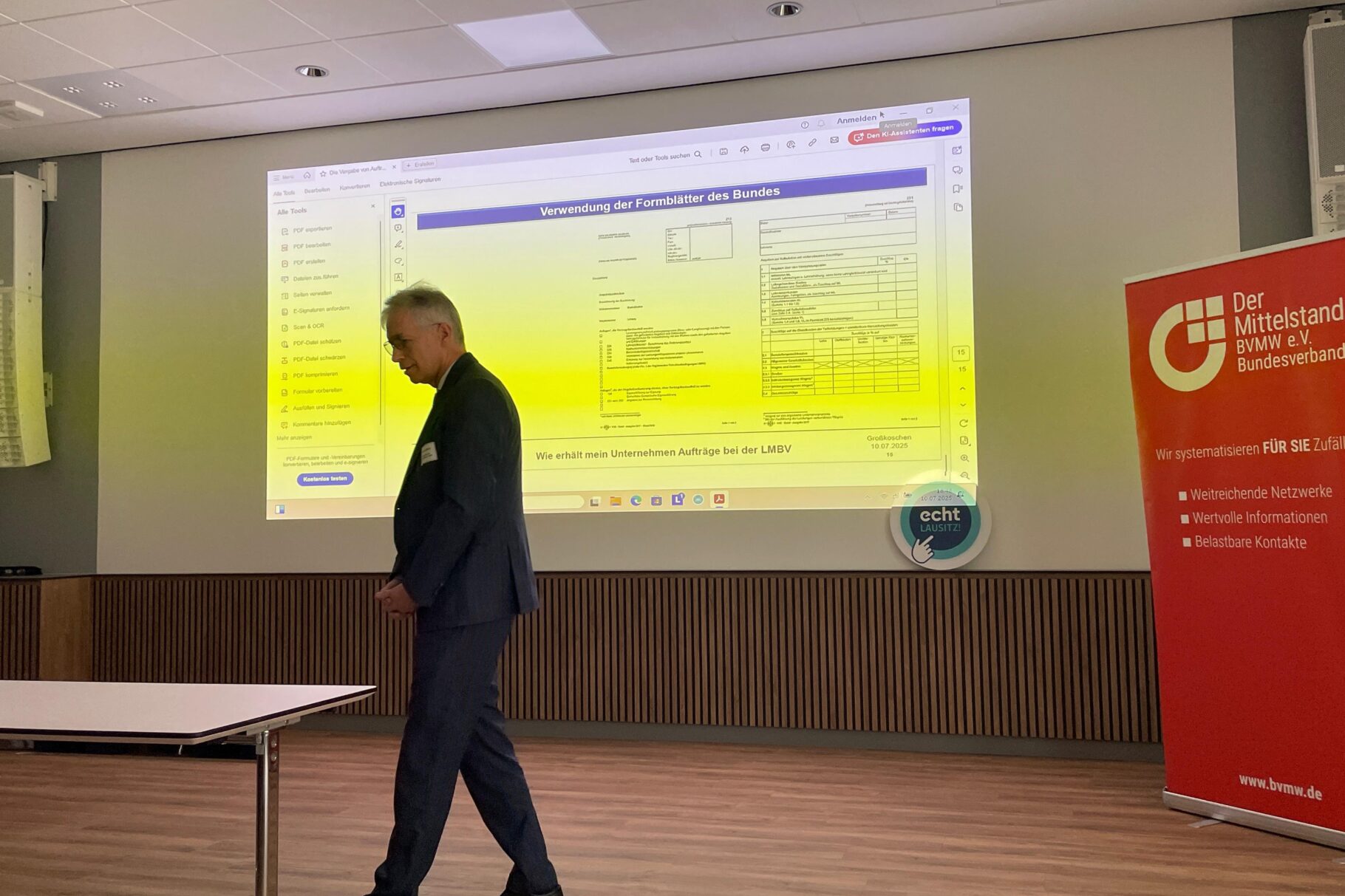 Herr Safarik (Kaufmännischer Geschäftsführer LMBV) erläutert in seiner Präsentation die Vergabe von Aufträgen.