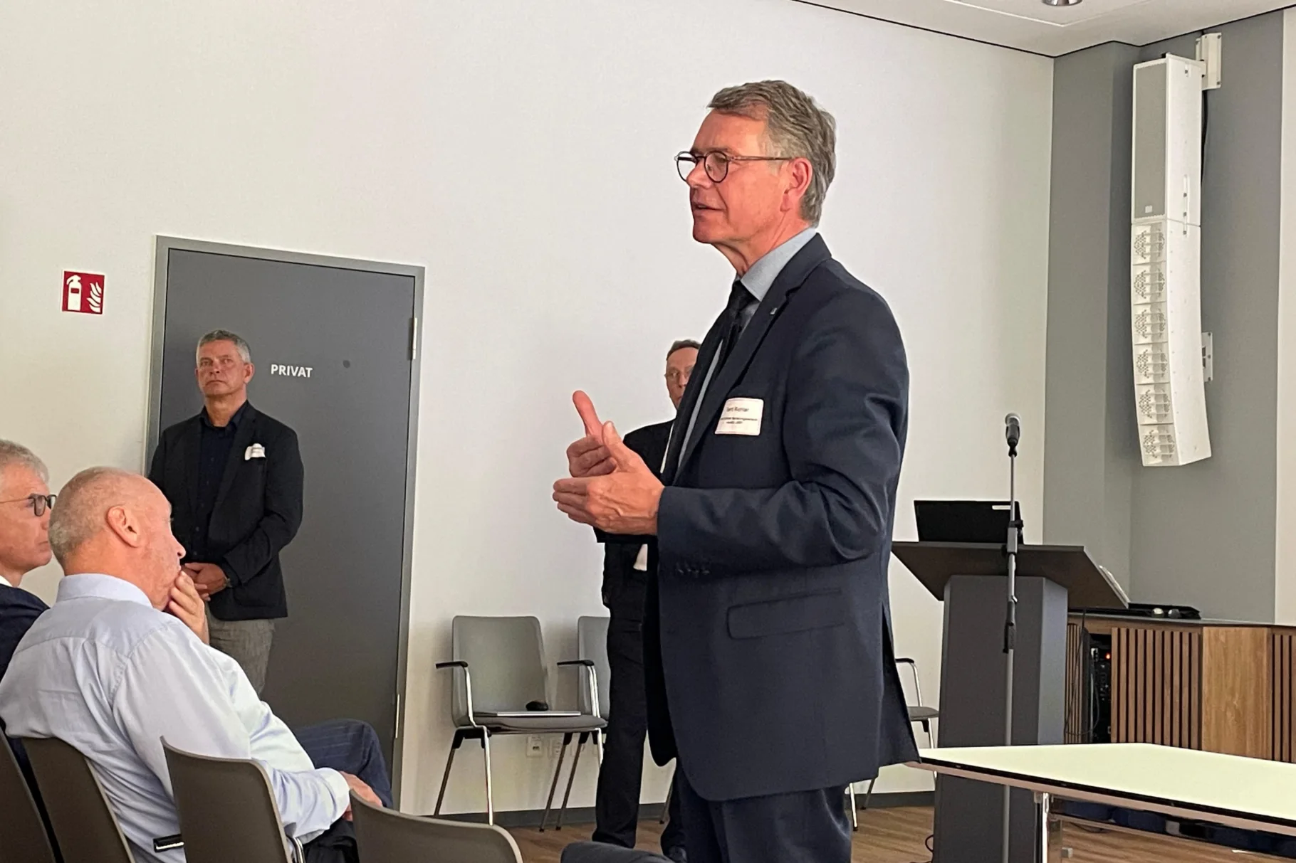 Herr Richter (Bereichsleiter Sanierungsbereich Lausitz LMBV)  beantwortet Fragen der Teilnehmer während der Veranstaltung "Vorstellung des LMBV als Auftraggeber für den regionalen Mittelstand".