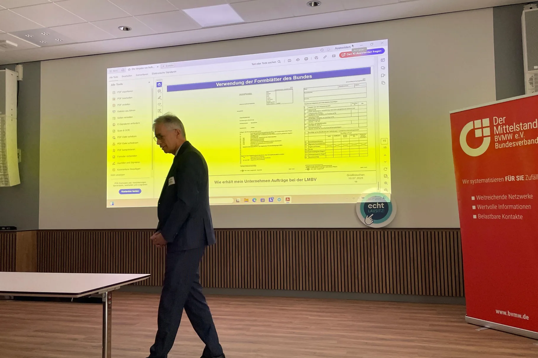 Herr Safarik (Kaufmännischer Geschäftsführer LMBV) erläutert in seiner Präsentation die Vergabe von Aufträgen.