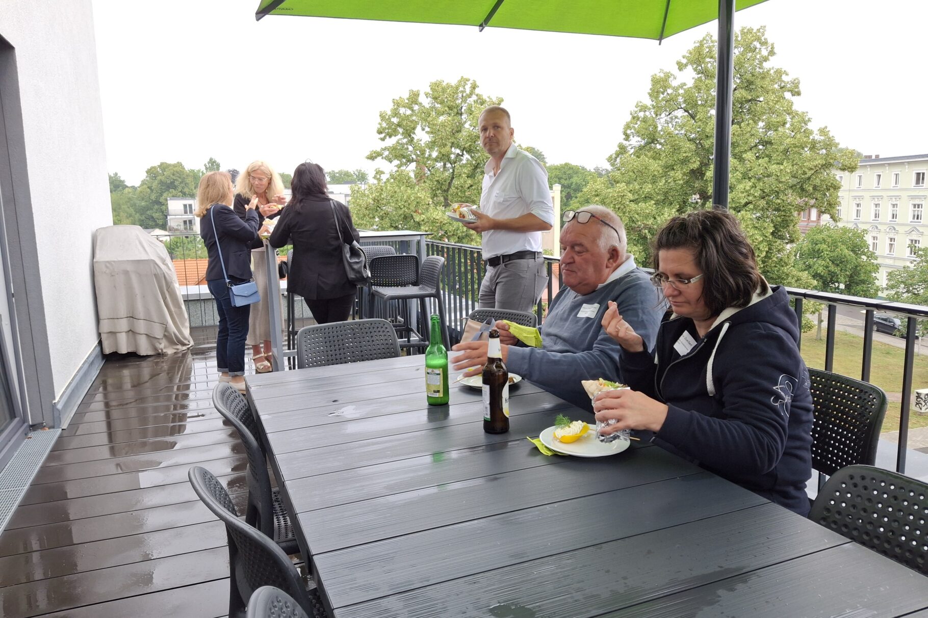 Trotz Regen wurde die Dachterrasse des Reha Vita rege genutzt.