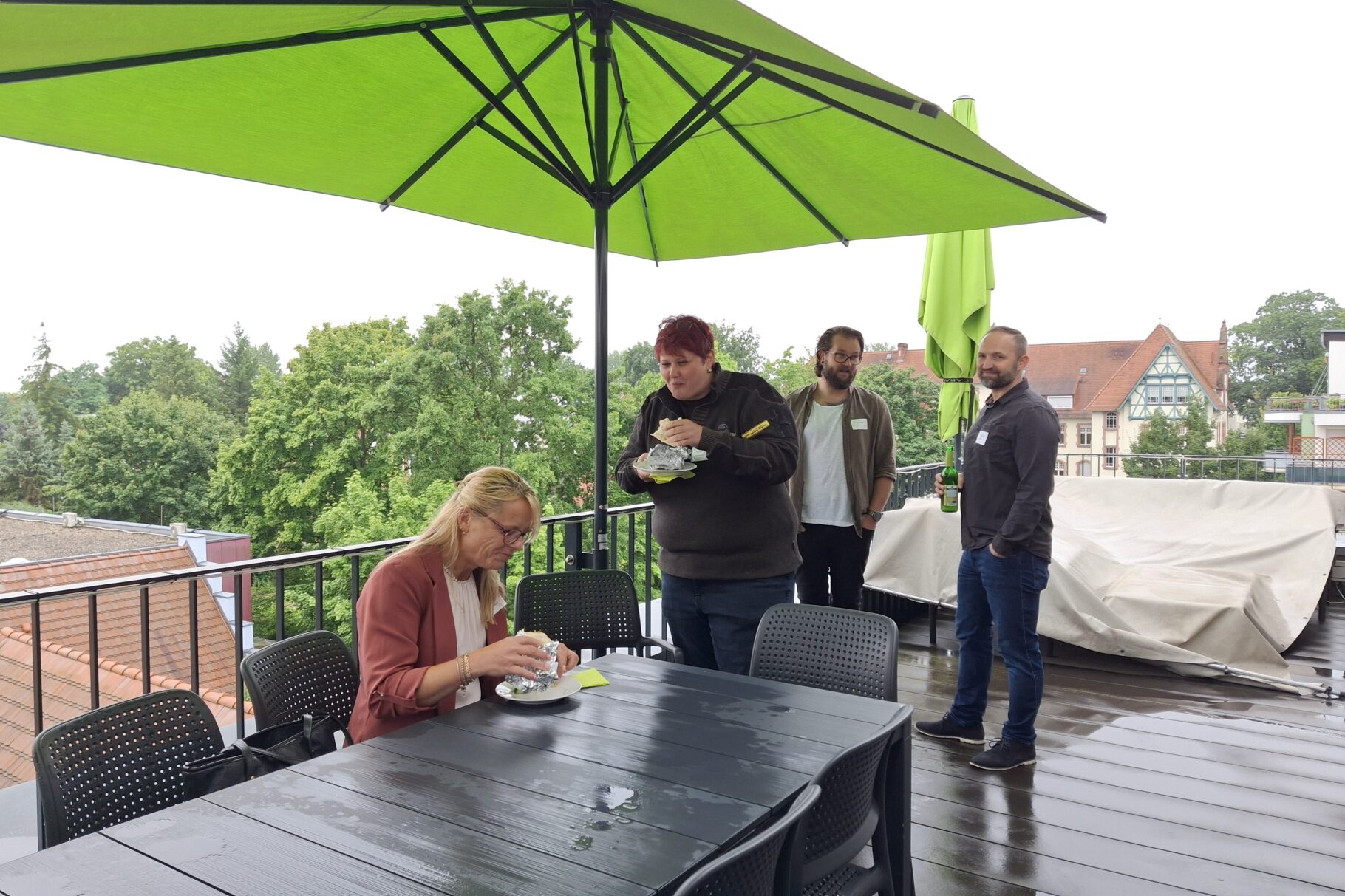 Teilnehmer der "Rooftop Party" auf der Dachterrasse.