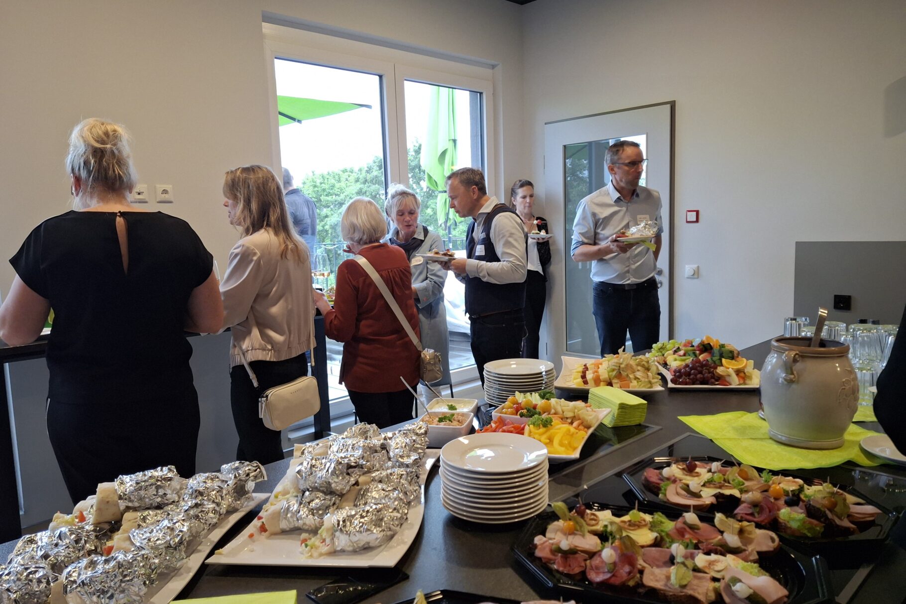 Die Teilnehmer der "Rooftop Party" beim Netzwerken und Genießen.