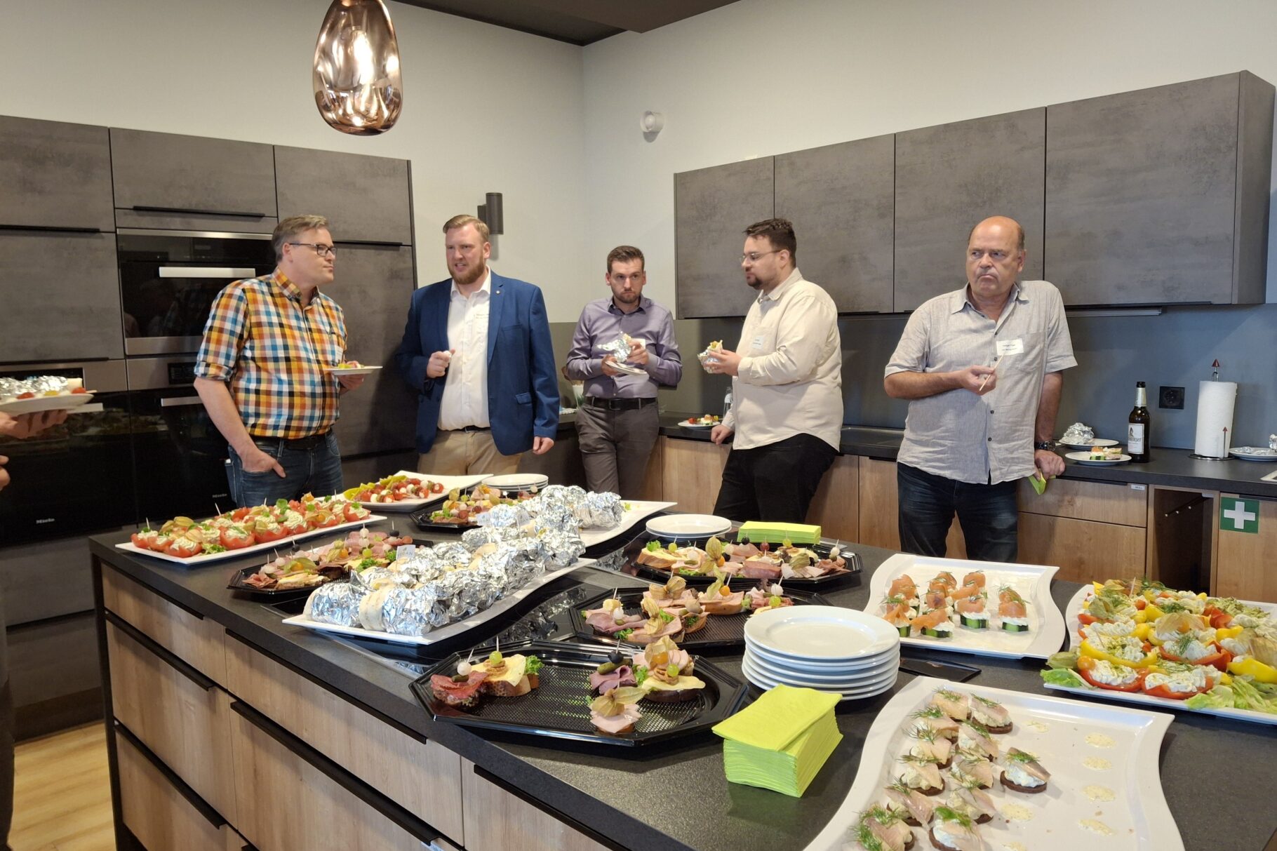 Netzwerken am gesunden Buffet bis in den späten Abend hinein.