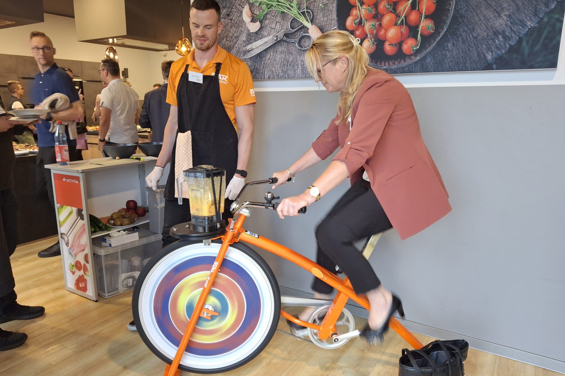 Nach einer Minute auf dem Bike erhält man einen leckeren und frischen Smoothie, ganz ohne Strom.