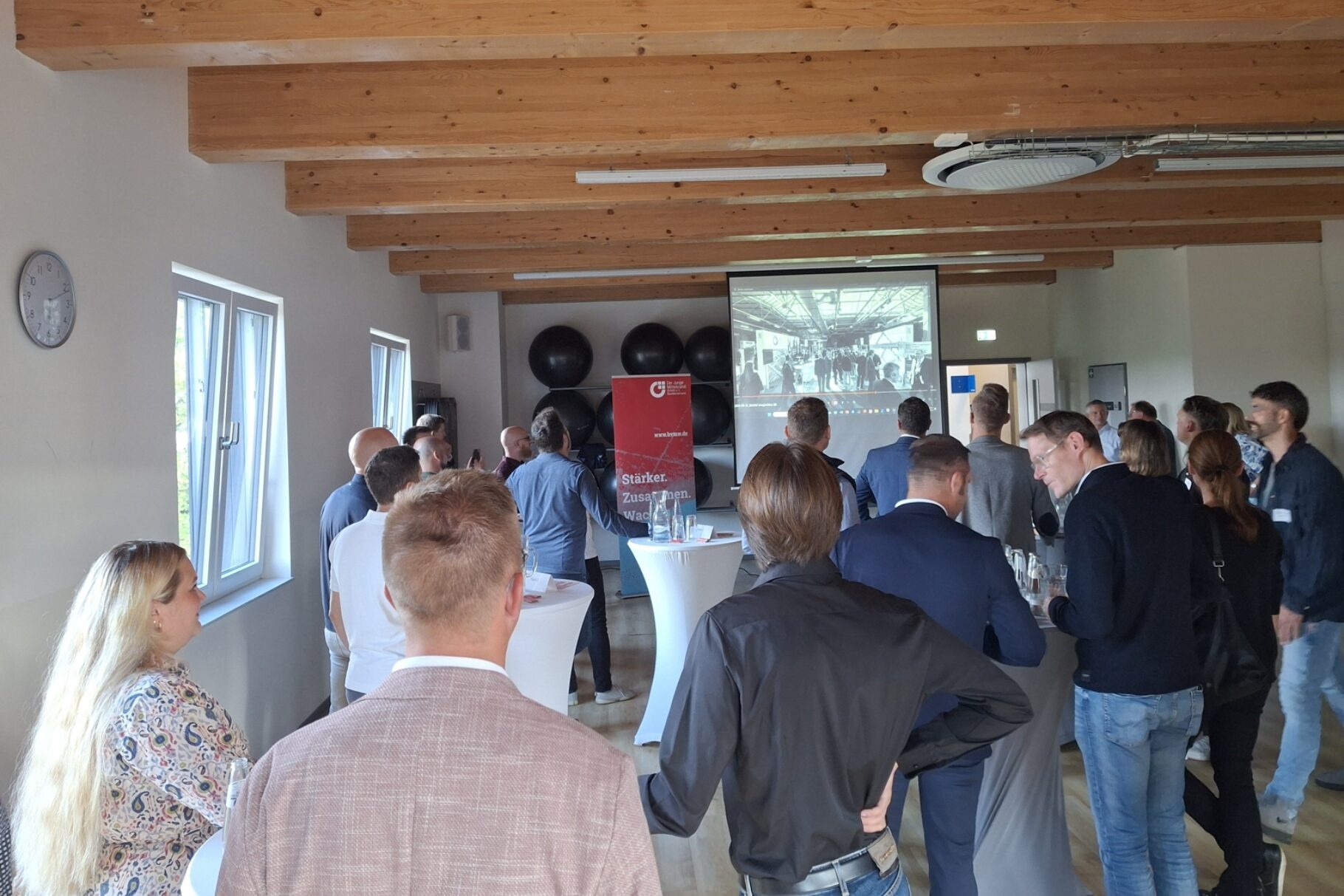 Teilnehmer der Veranstaltung "Rooftop Party" bei der Eröffnung.