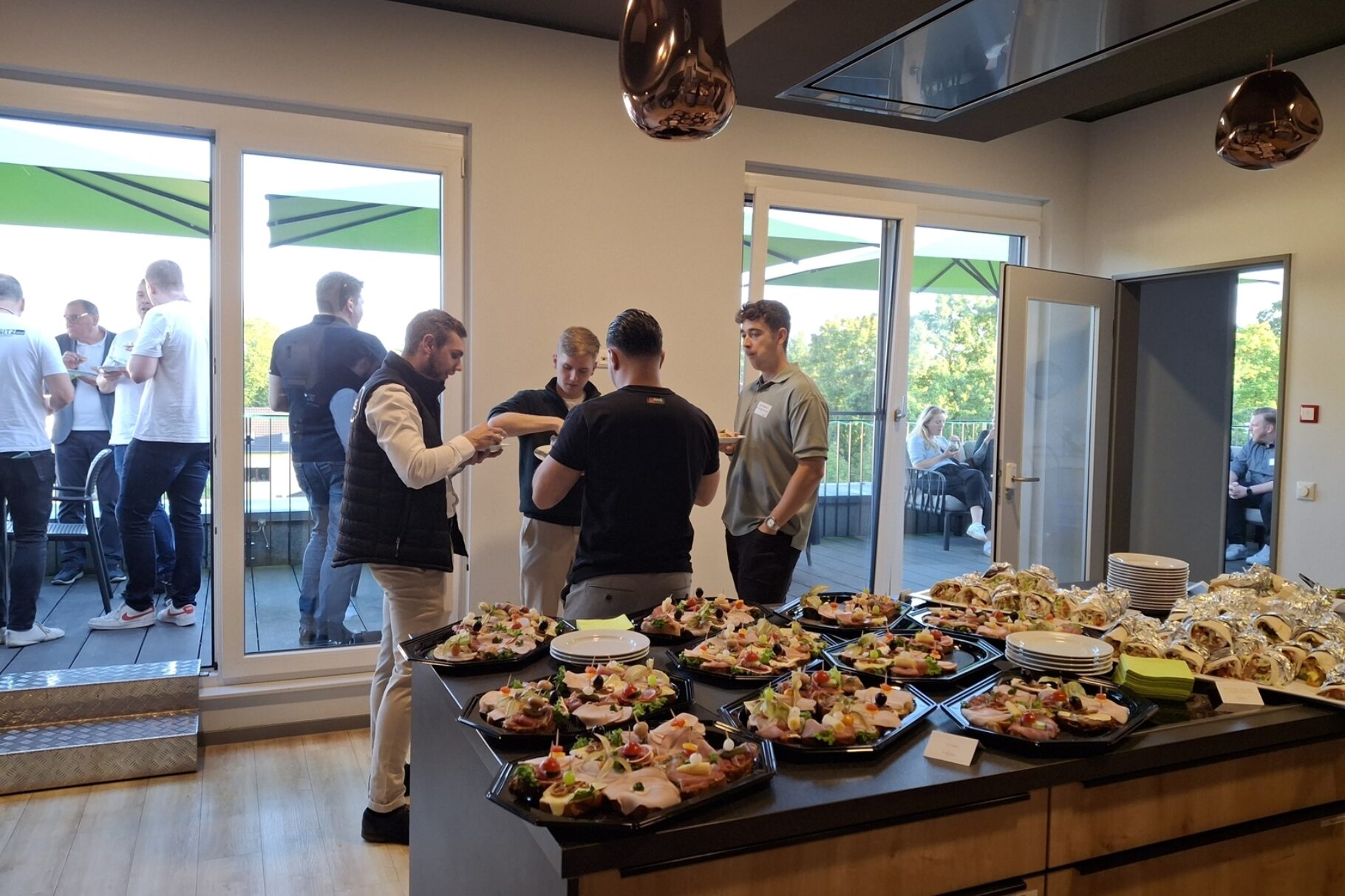 Nach der Eröffnung und dem ersten Kennenlernen der Teilnehmer geht das Netzwerken am Buffet und auf der Dachterrasse bis in den späten Abend weiter.