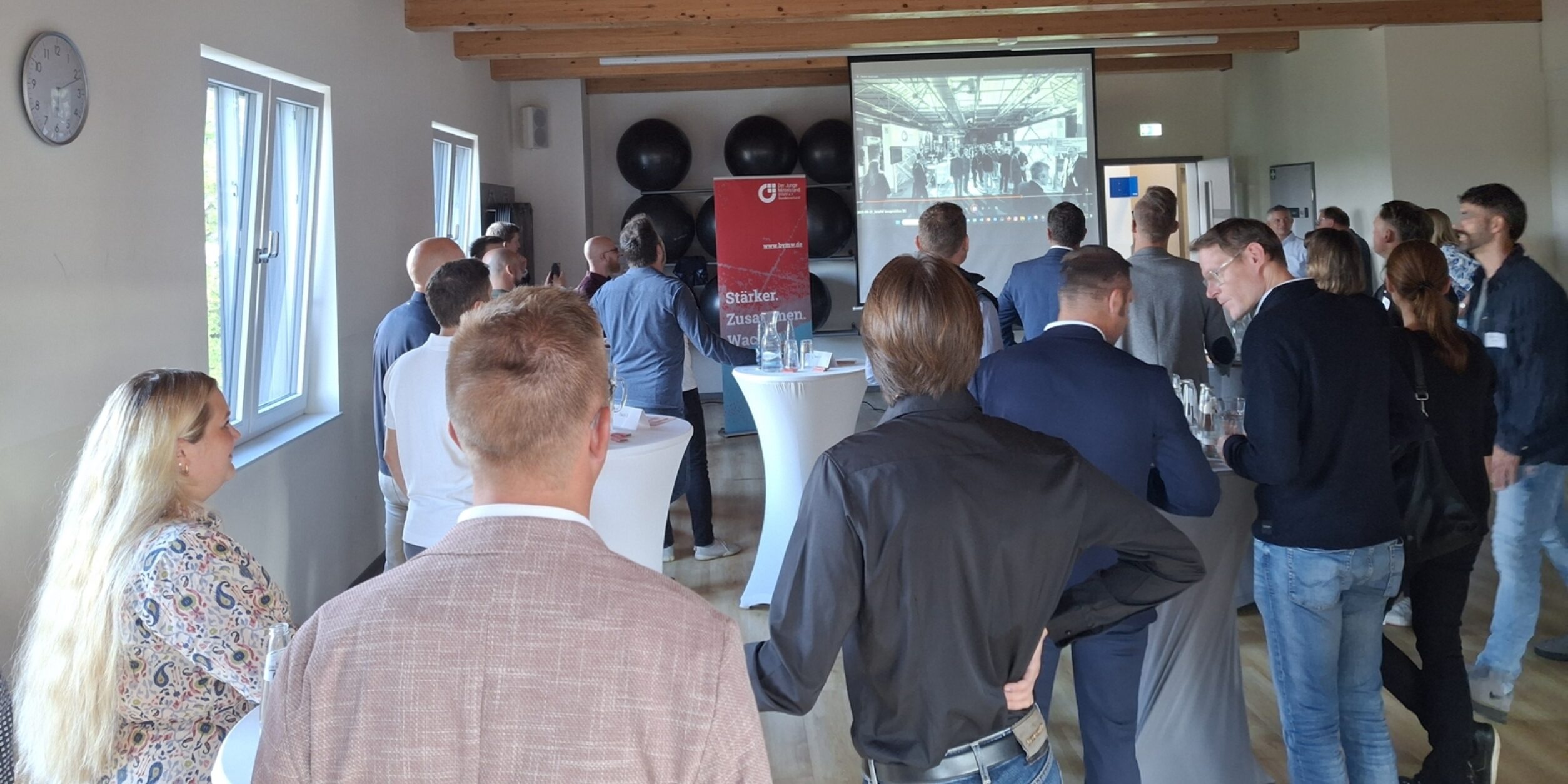 Teilnehmer der Veranstaltung "Rooftop Party" bei der Eröffnung.