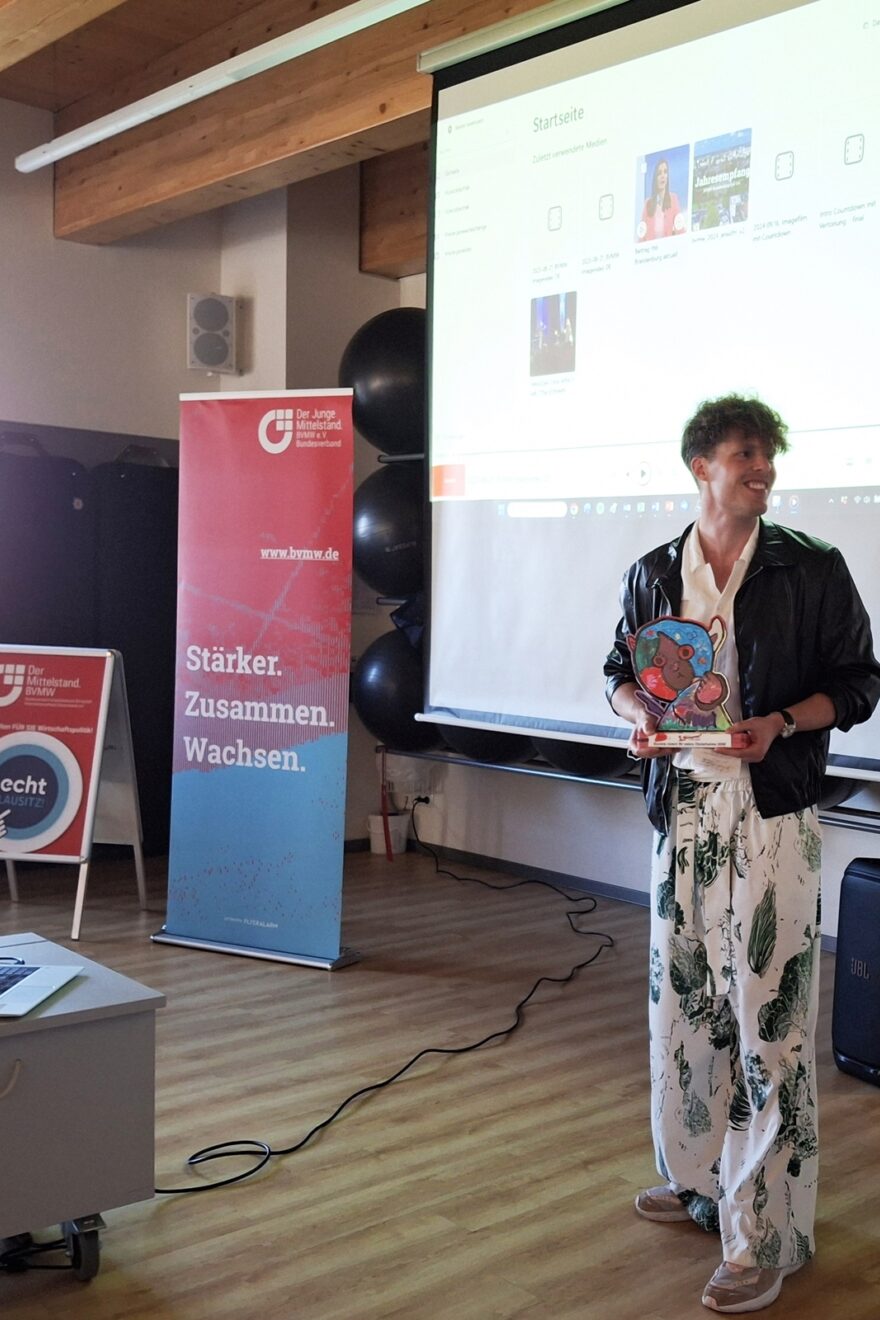 Vorstellung des Kinderschutzpreises Gondula Award durch den Künstler Martin Schüler.