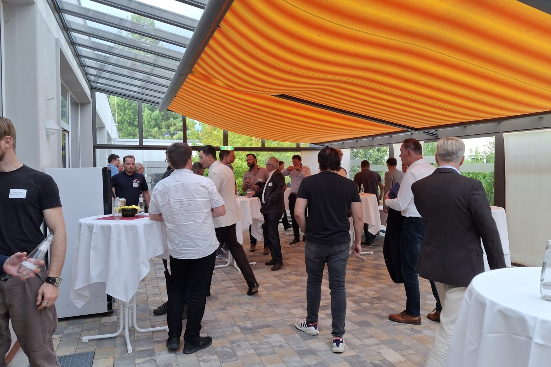 Die Teilnehmer der BVMW Veranstaltung nutzen die überdachte Terrasse des Best Western Plus zum Netzwerken und zum Austausch von Erfahrungen als Lieferant der Bundeswehr.